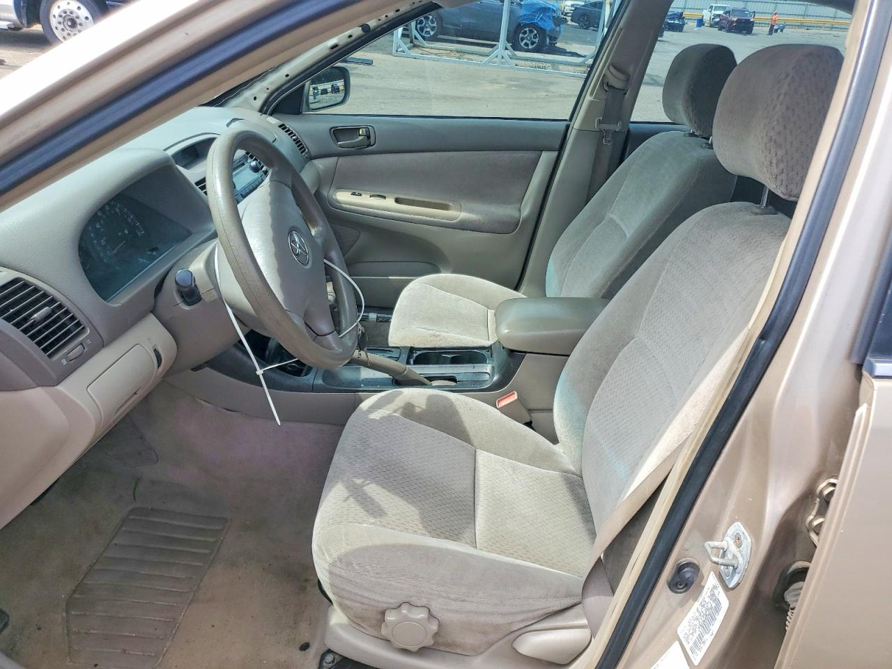 2002 Toyota Camry Le Gold vin: 4T1BE32K82U081489