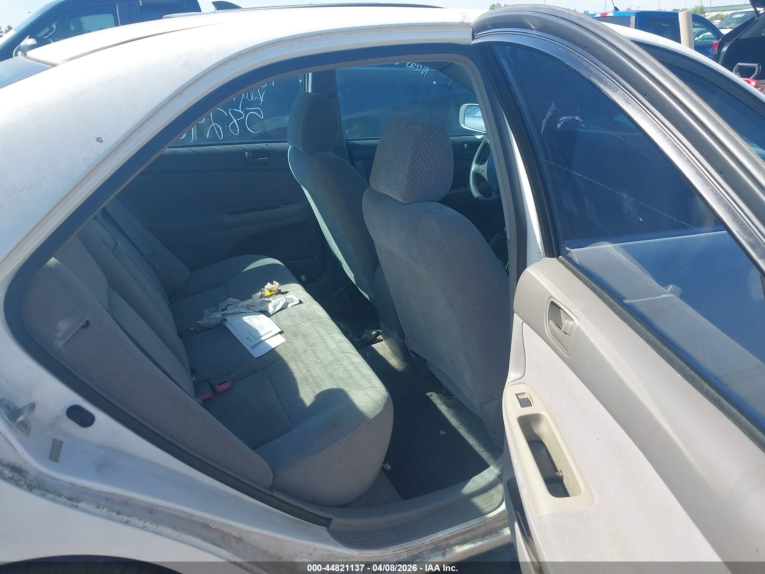 2002 Toyota Camry Le White vin: 4T1BE32K82U582463