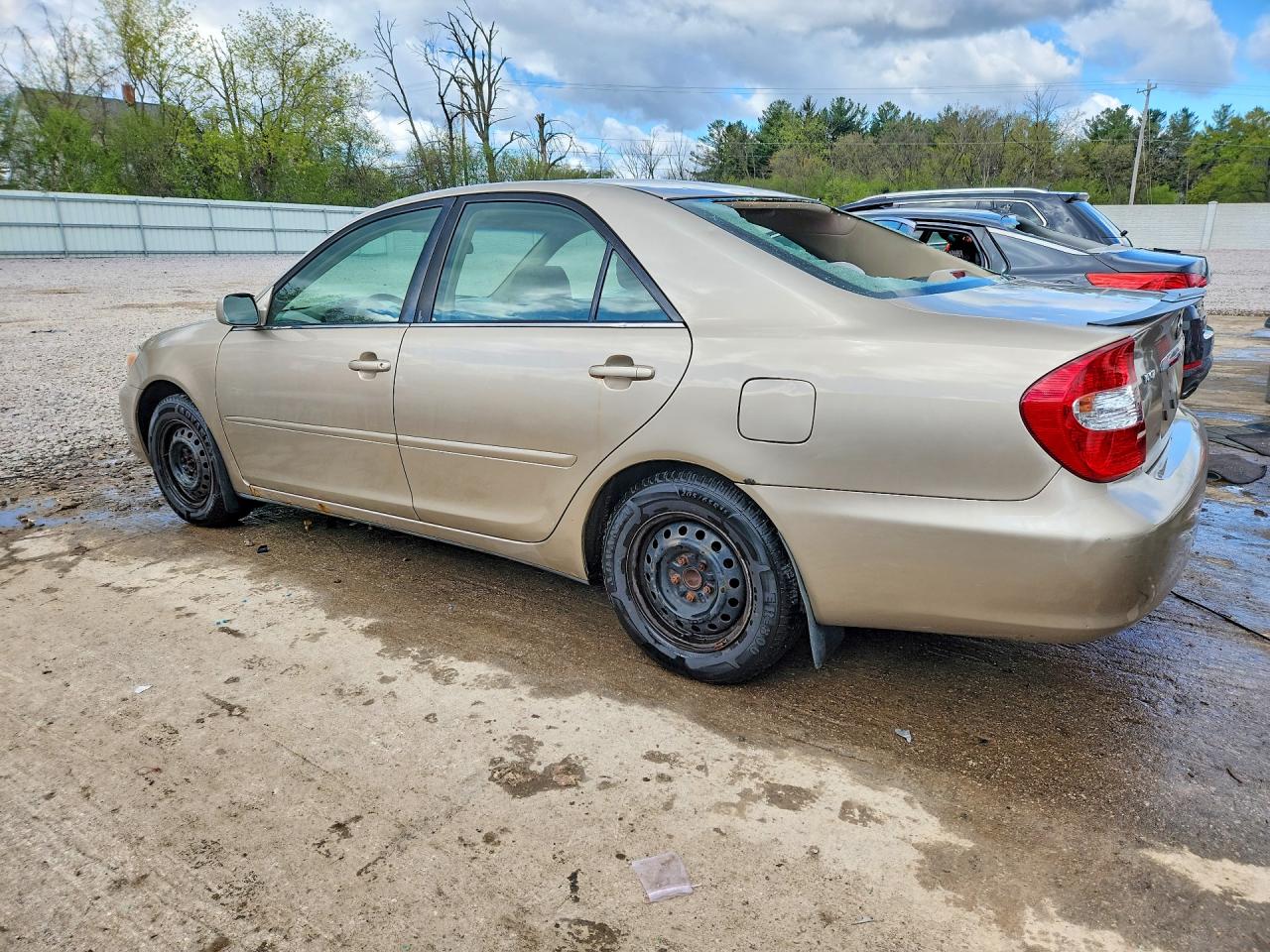 2003 Toyota Camry Le Gold vin: 4T1BE32K83U214334