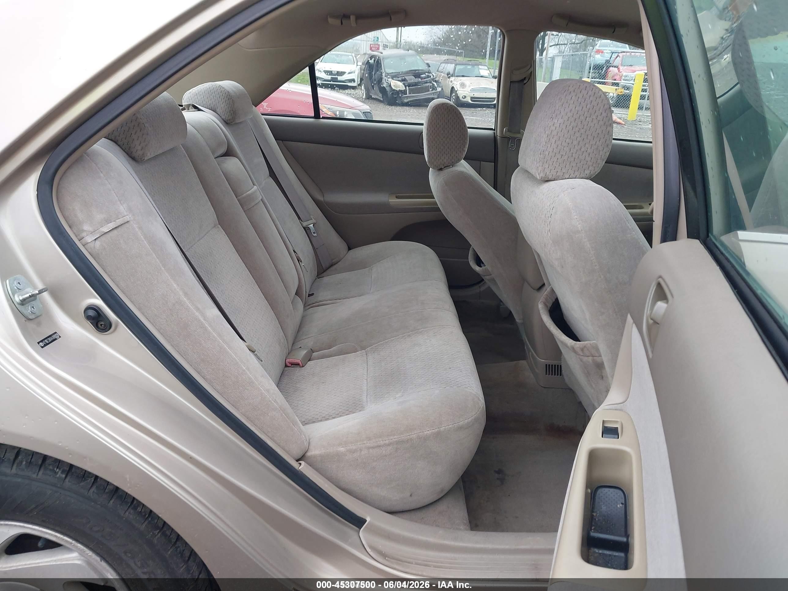 2004 Toyota Camry Le Gold vin: 4T1BE32K84U880028