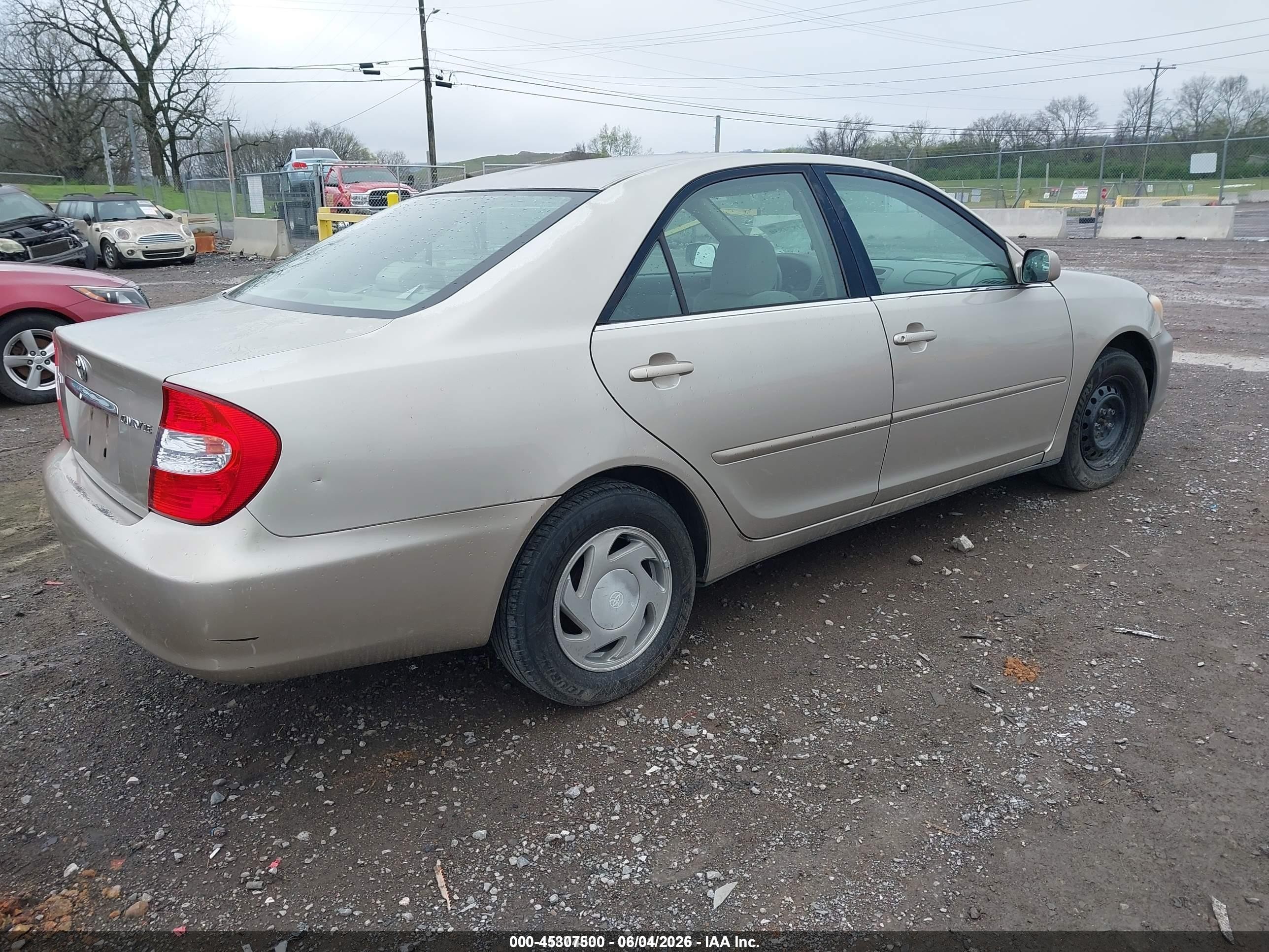 2004 Toyota Camry Le Gold vin: 4T1BE32K84U880028