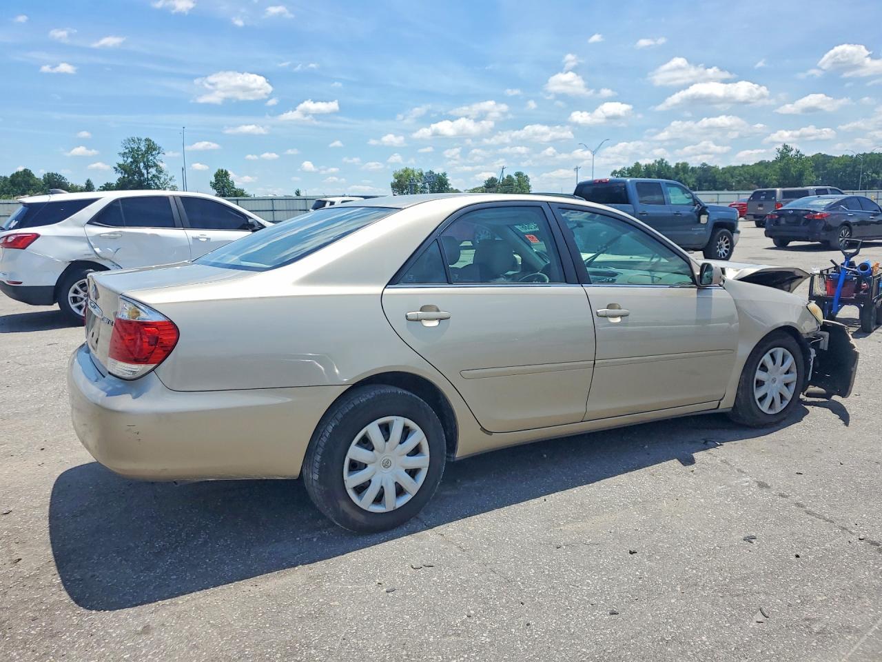 2005 Toyota Camry Le Gold vin: 4T1BE32K85U026089