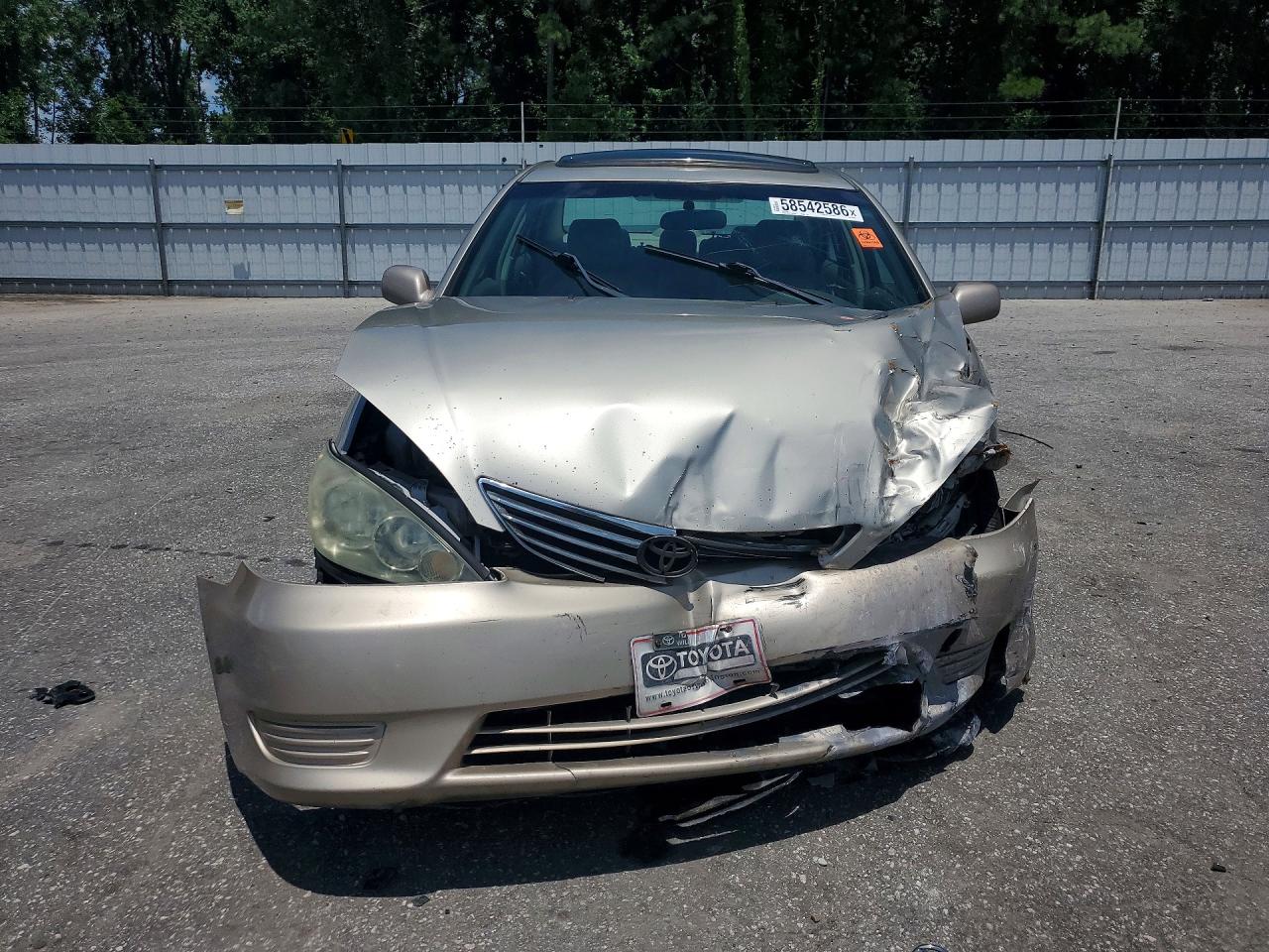 2005 Toyota Camry Le Gold vin: 4T1BE32K85U026089