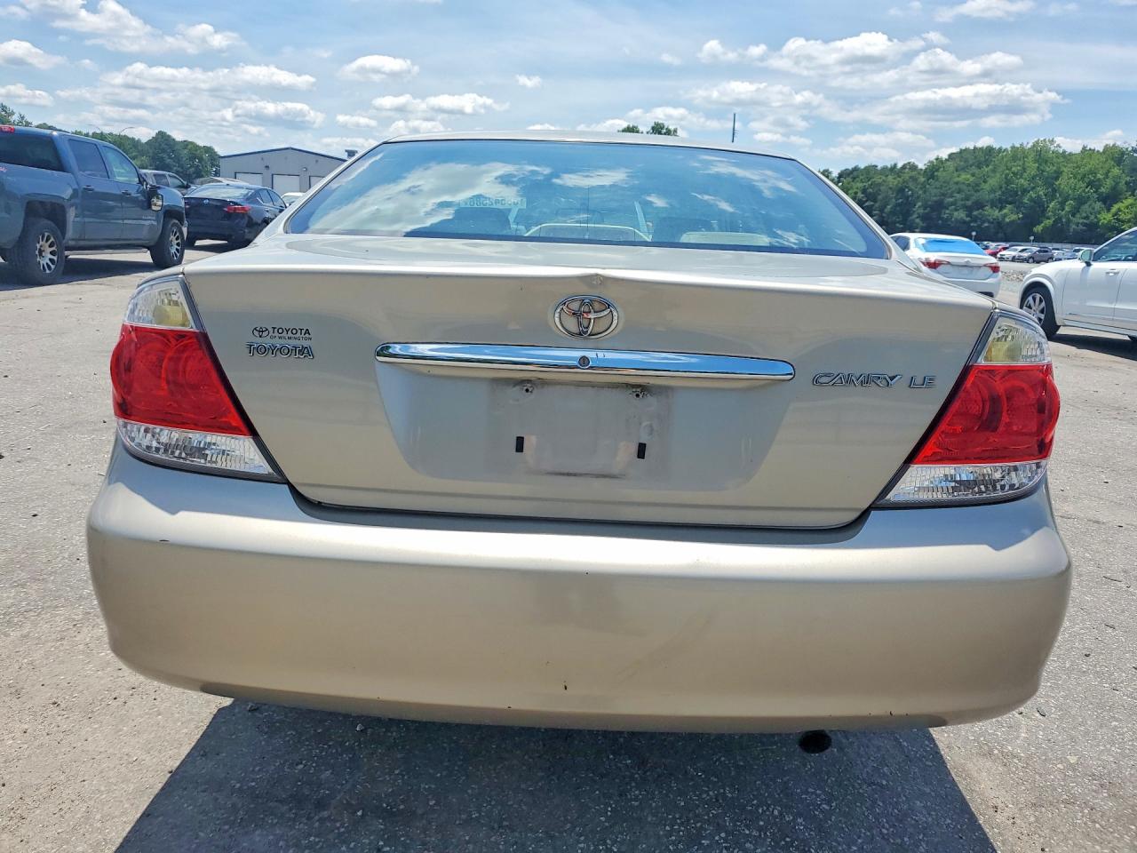 2005 Toyota Camry Le Gold vin: 4T1BE32K85U026089