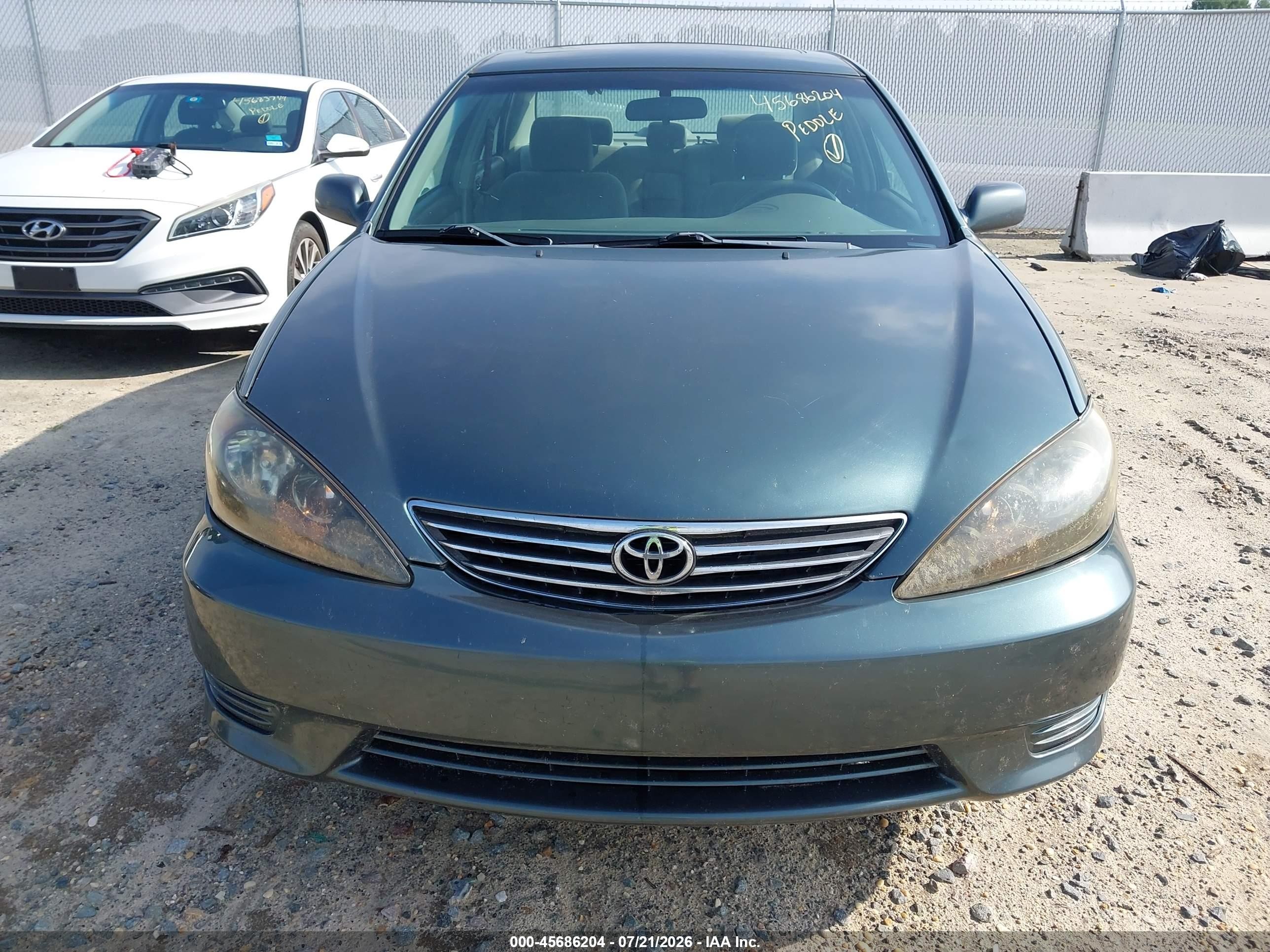2005 Toyota Camry Le Green vin: 4T1BE32K85U037528