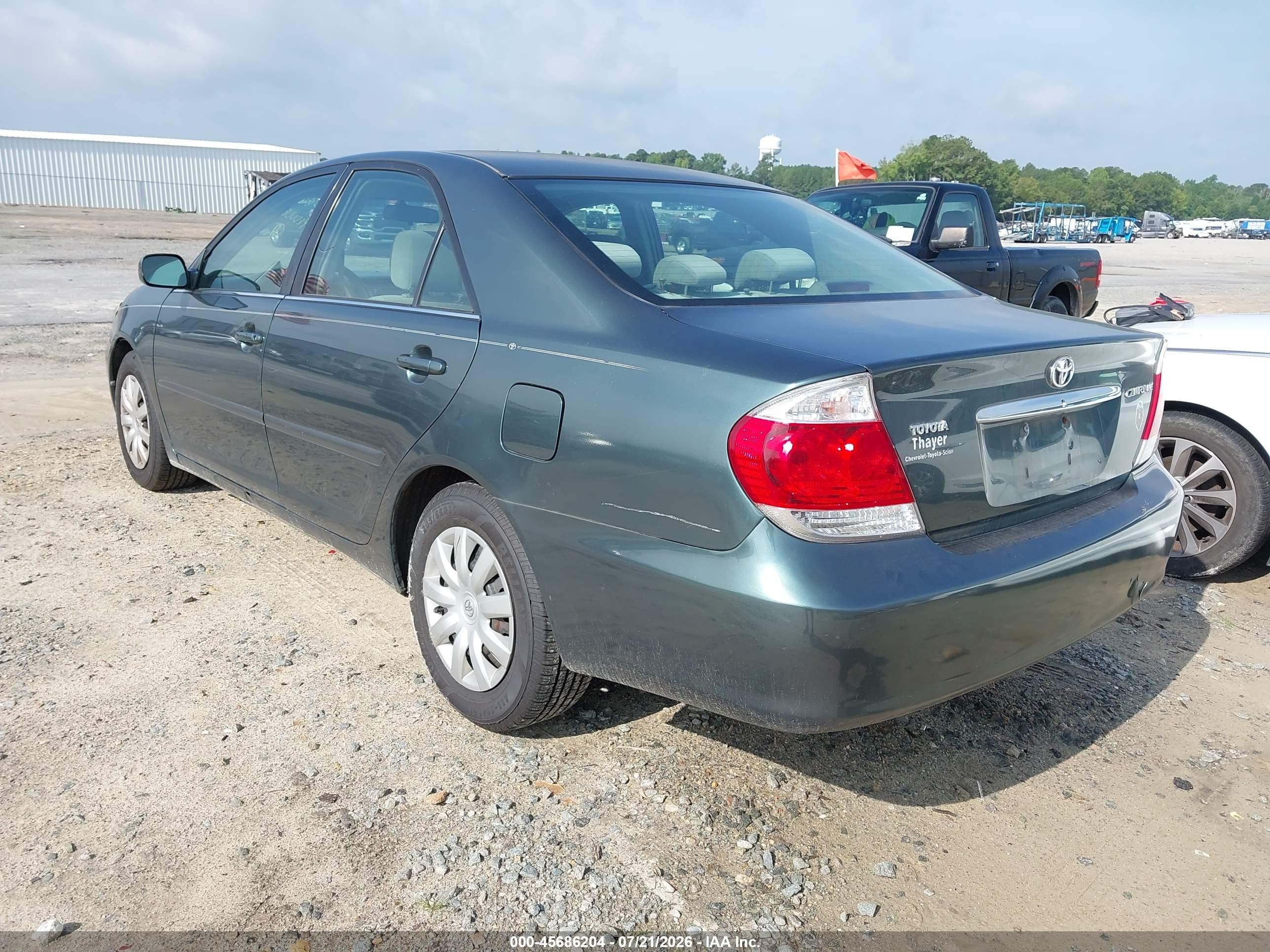 2005 Toyota Camry Le Green vin: 4T1BE32K85U037528
