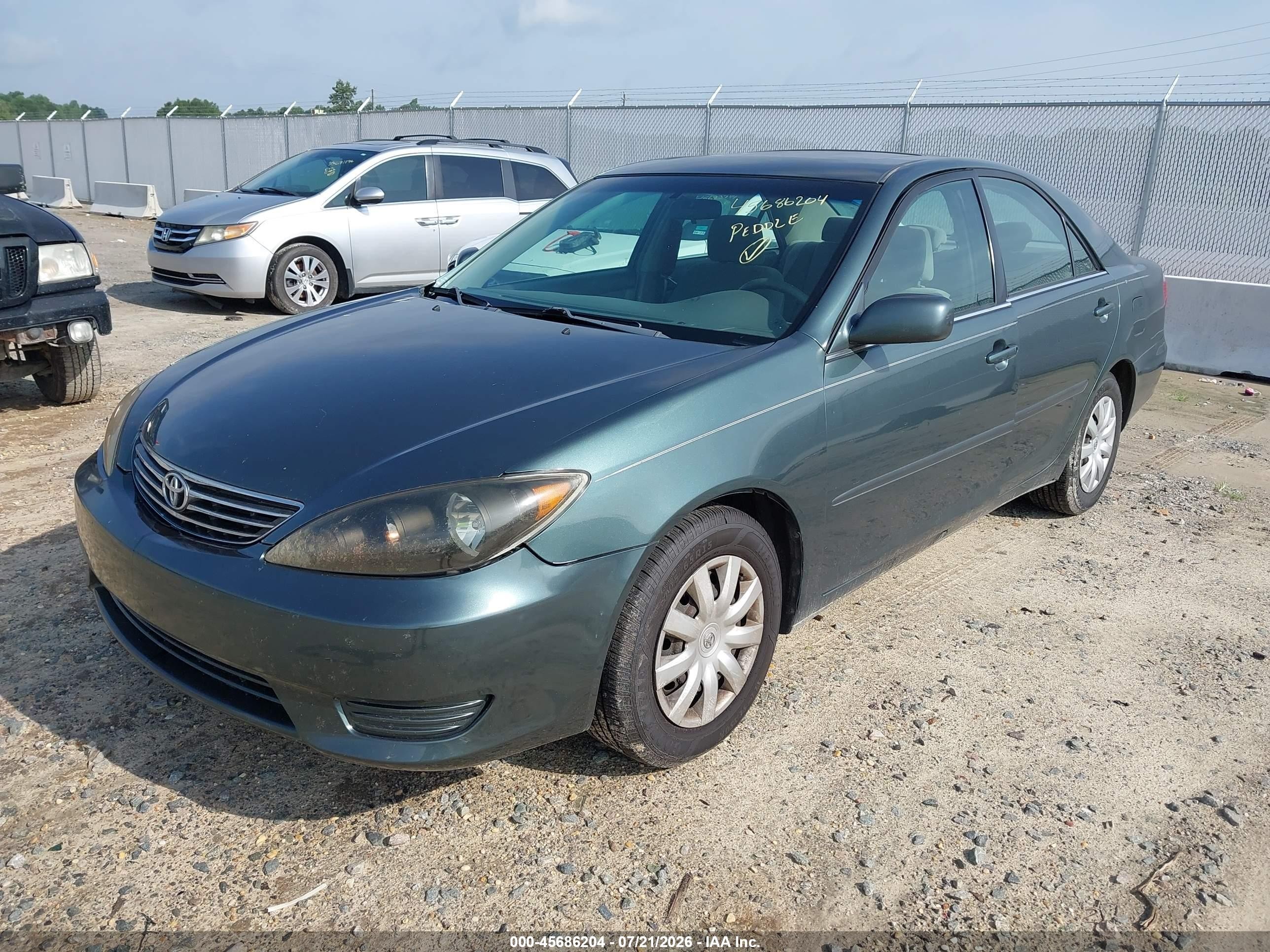 2005 Toyota Camry Le Green vin: 4T1BE32K85U037528