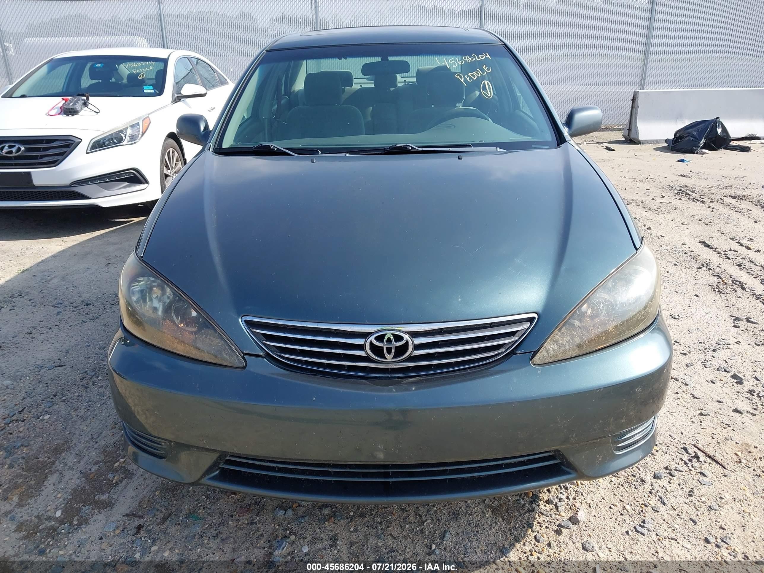2005 Toyota Camry Le Green vin: 4T1BE32K85U037528