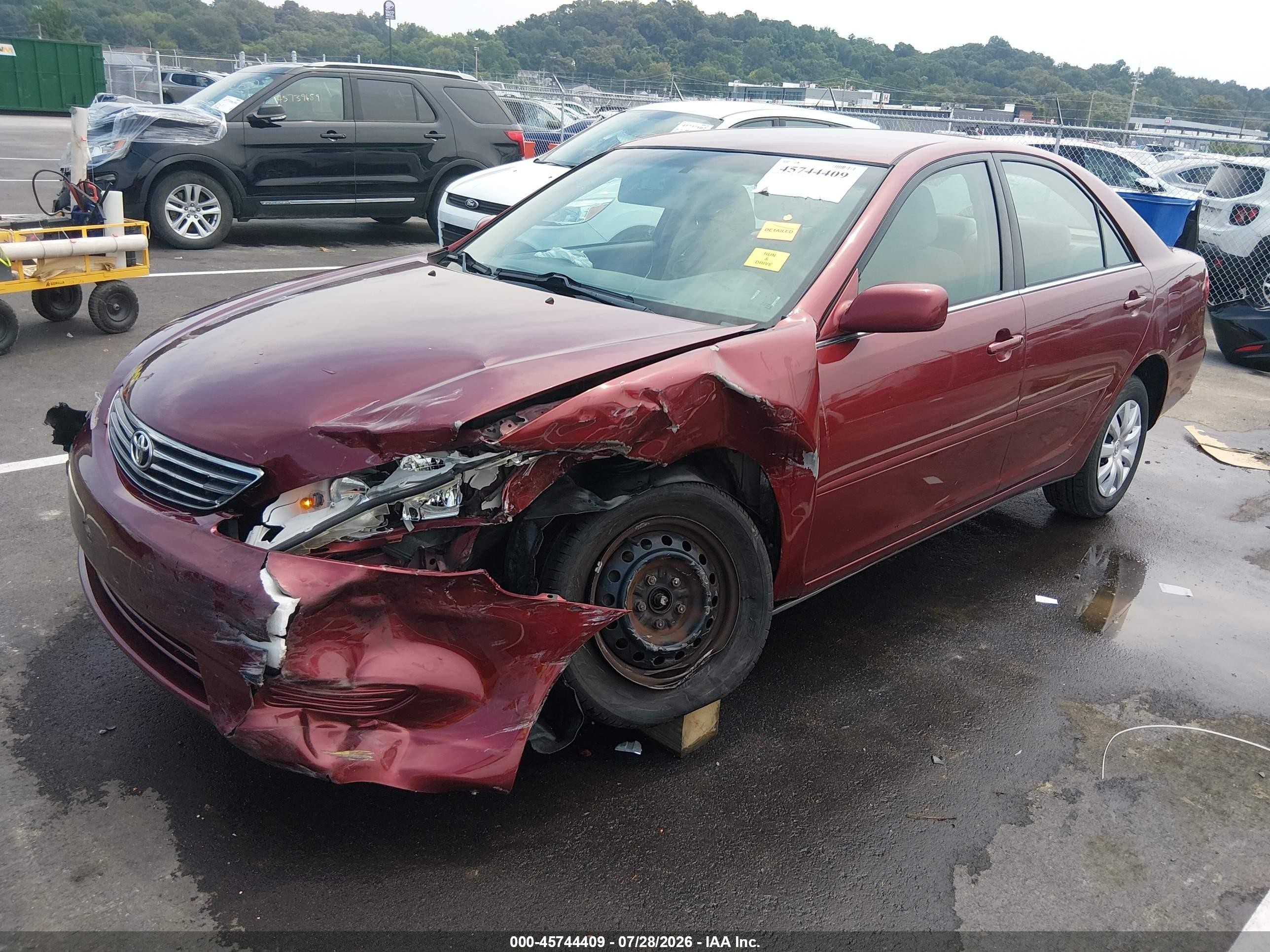 2005 Toyota Camry Le Red vin: 4T1BE32K85U053681