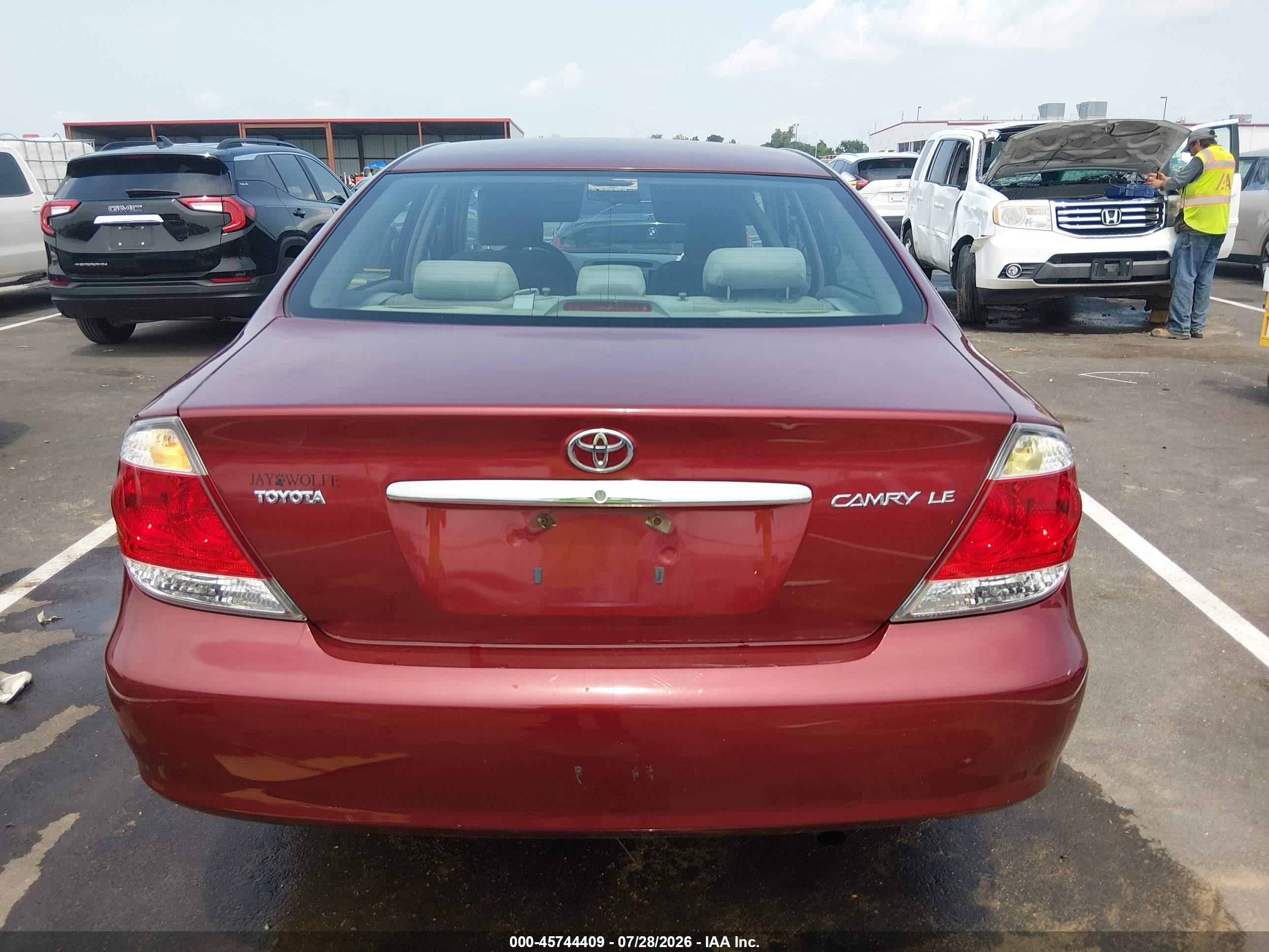 2005 Toyota Camry Le Red vin: 4T1BE32K85U053681