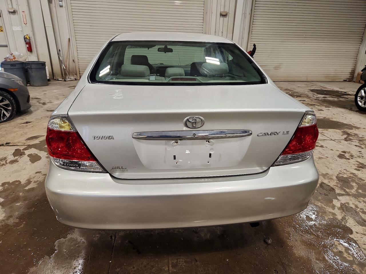 2005 Toyota Camry Le Серый vin: 4T1BE32K85U069444