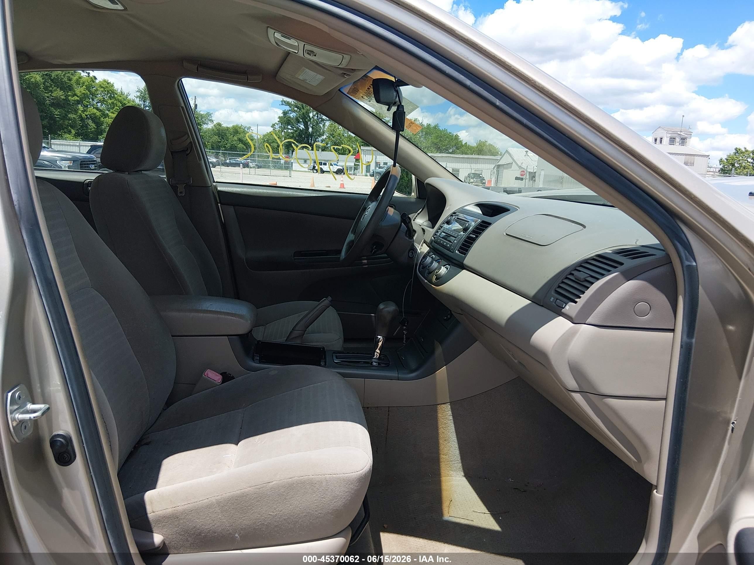 2005 Toyota Camry Le Gold vin: 4T1BE32K85U528164