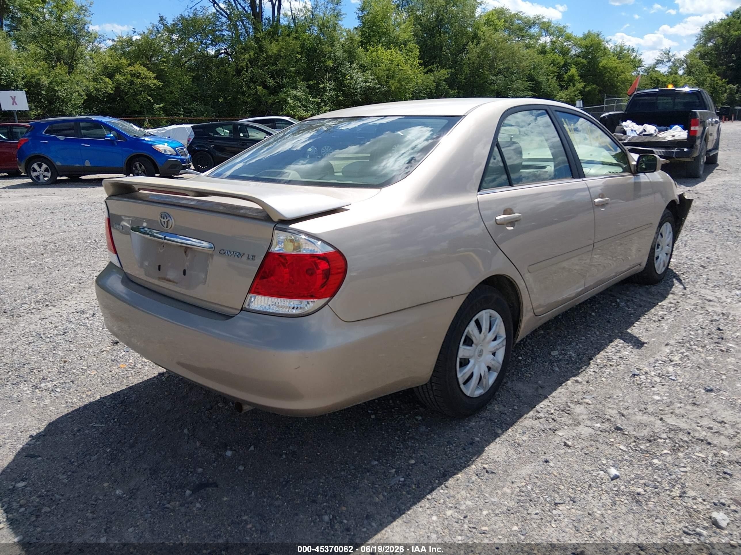 2005 Toyota Camry Le Gold vin: 4T1BE32K85U528164