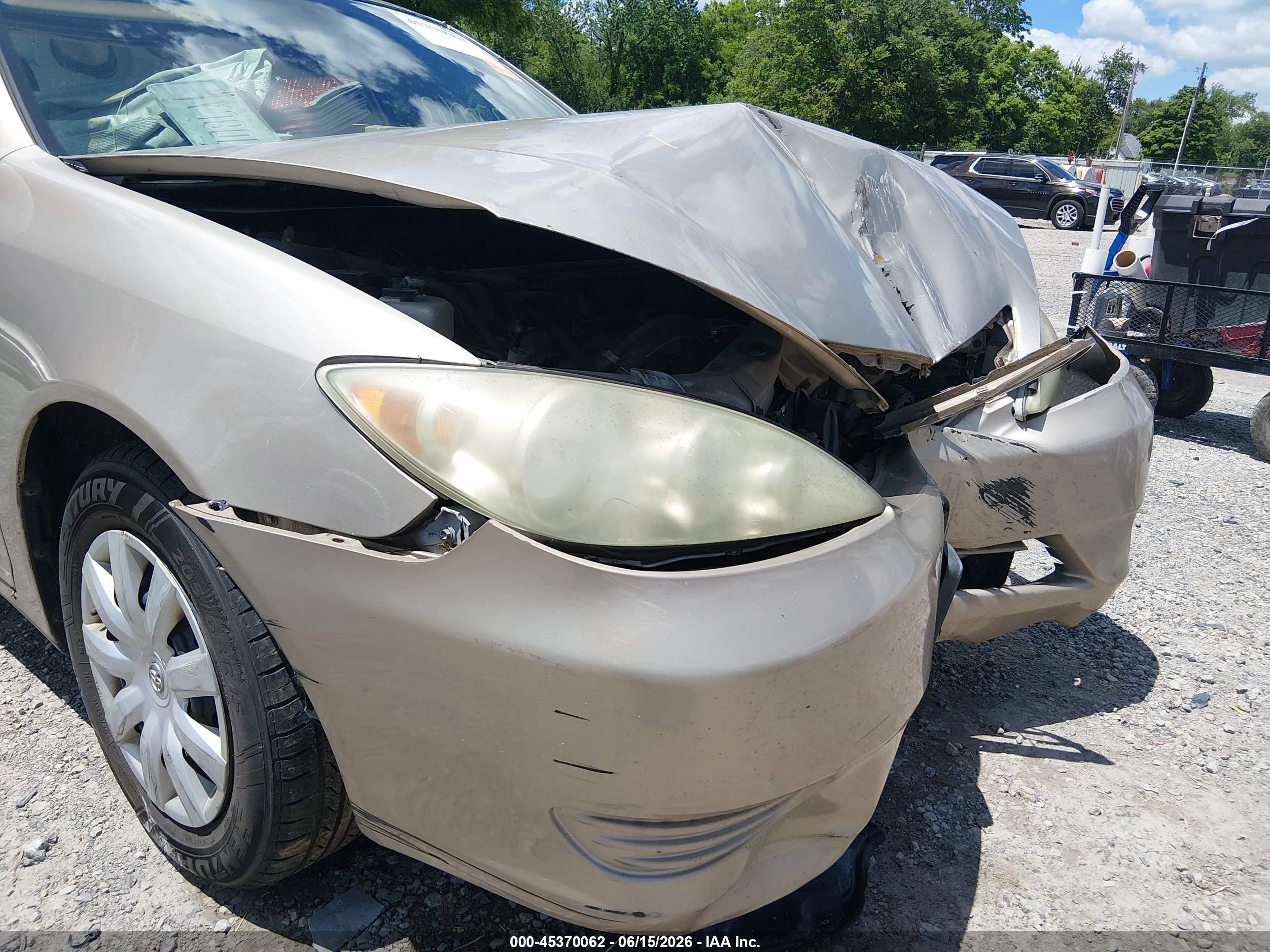 2005 Toyota Camry Le Gold vin: 4T1BE32K85U528164
