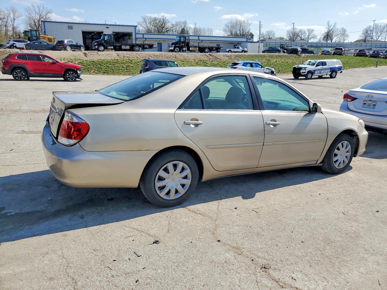 2005 Toyota Camry Le Gold vin: 4T1BE32K85U559818
