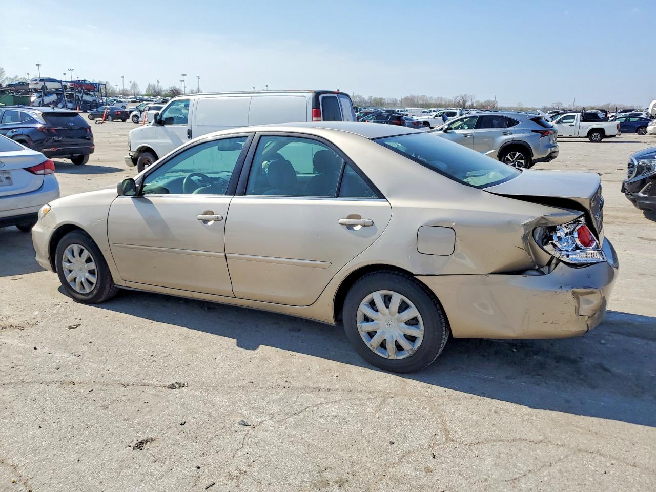 2005 Toyota Camry Le Gold vin: 4T1BE32K85U559818