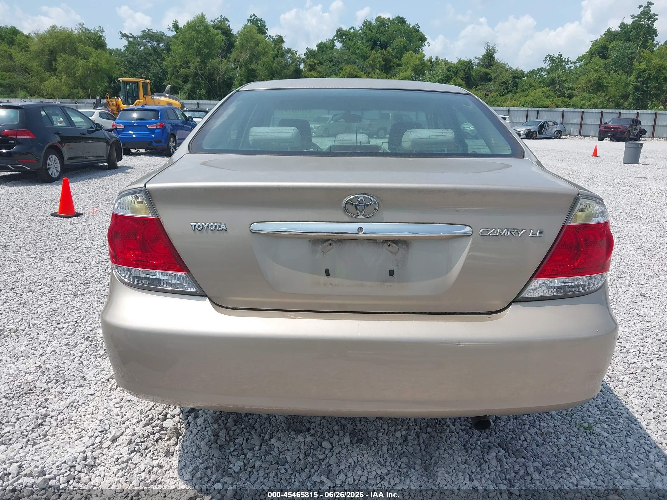 2005 Toyota Camry Le Gold vin: 4T1BE32K85U944070