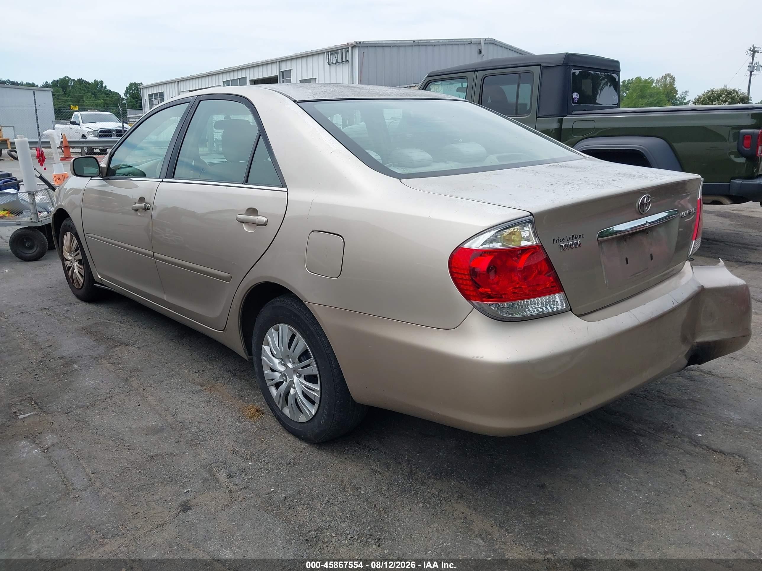 2005 Toyota Camry Le Gold vin: 4T1BE32K85U981345