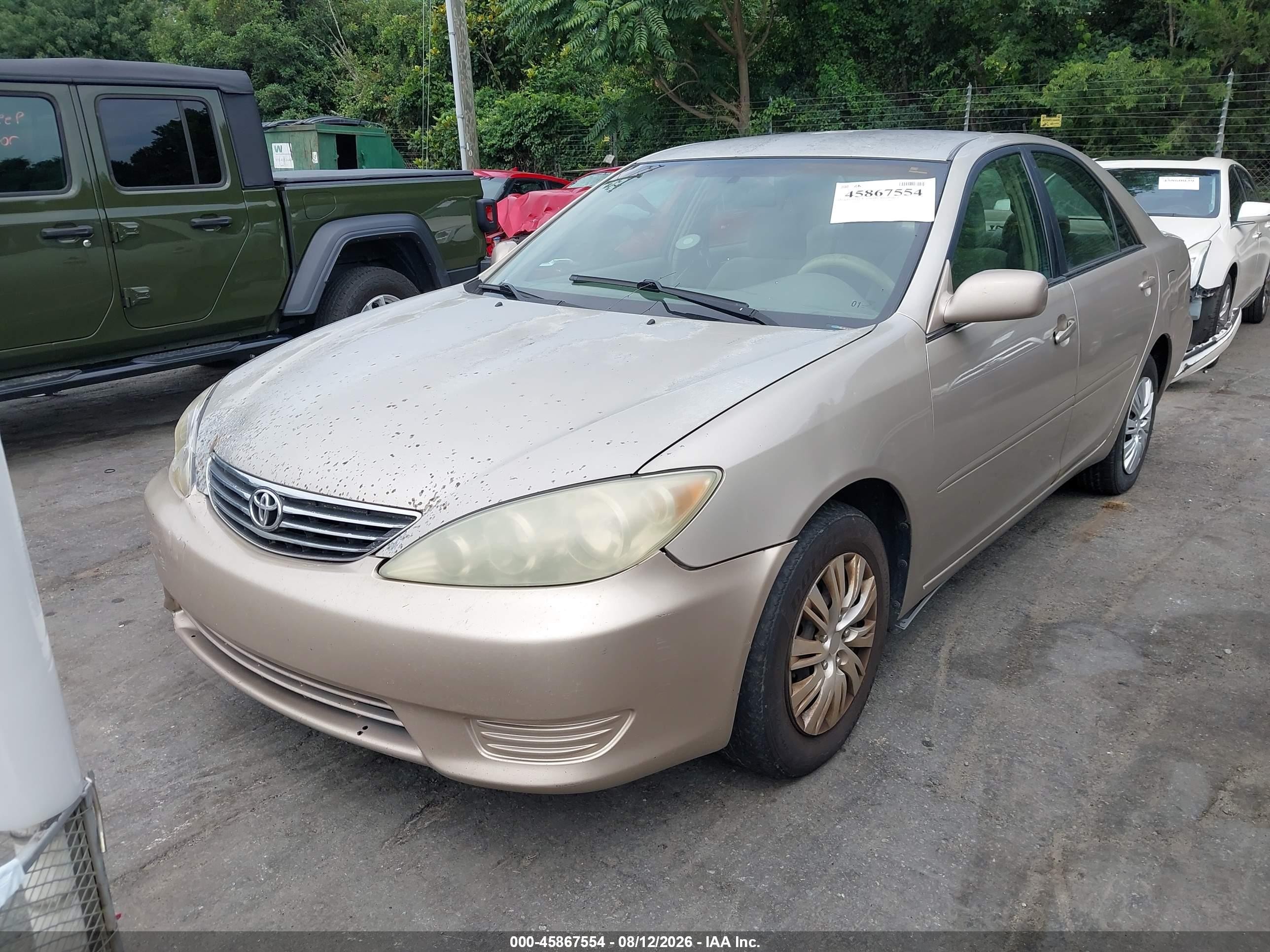 2005 Toyota Camry Le Gold vin: 4T1BE32K85U981345