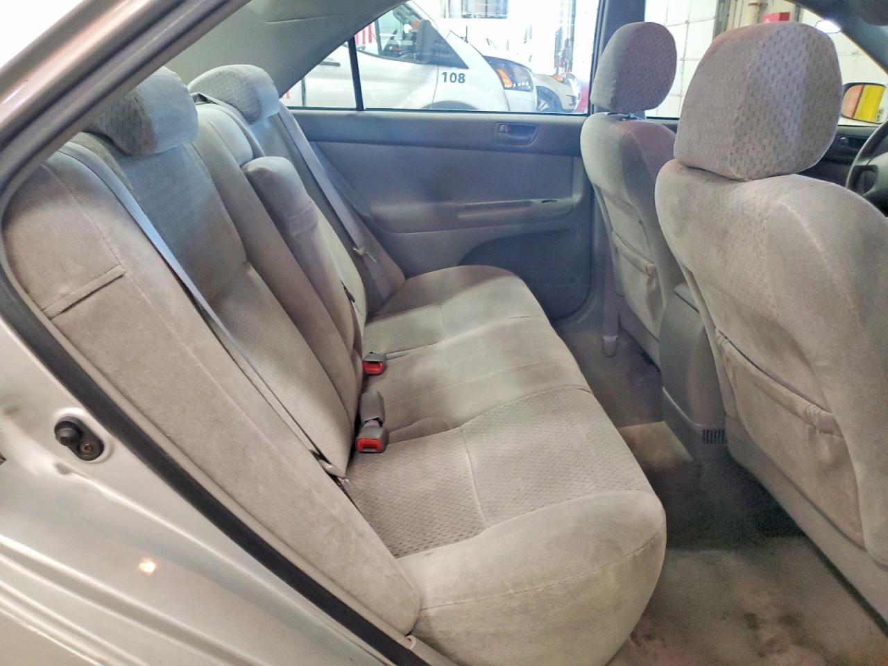 2004 Toyota Camry Le Silver vin: 4T1BE32K94U376331