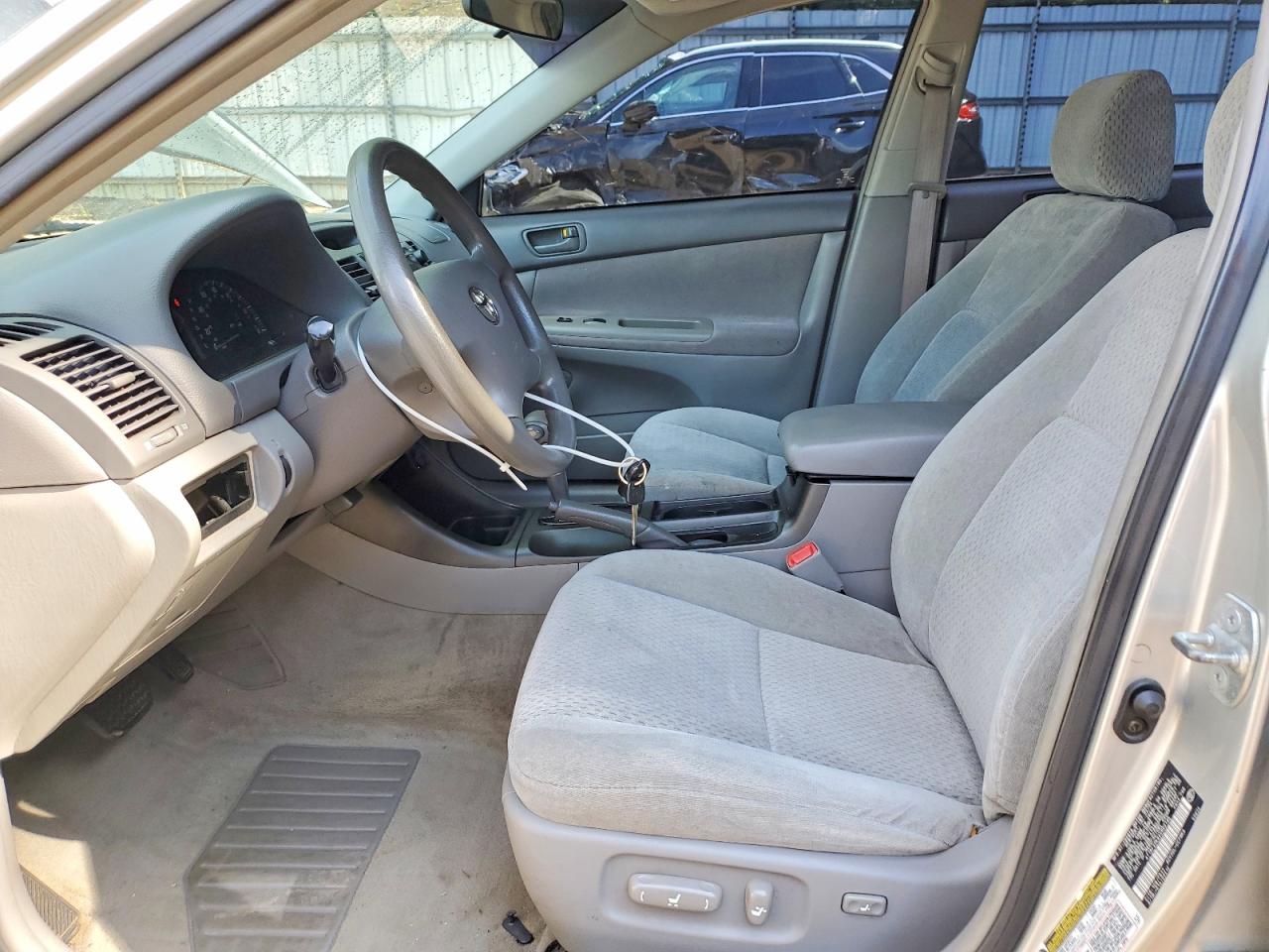 2004 Toyota Camry Le Silver vin: 4T1BE32K94U902196