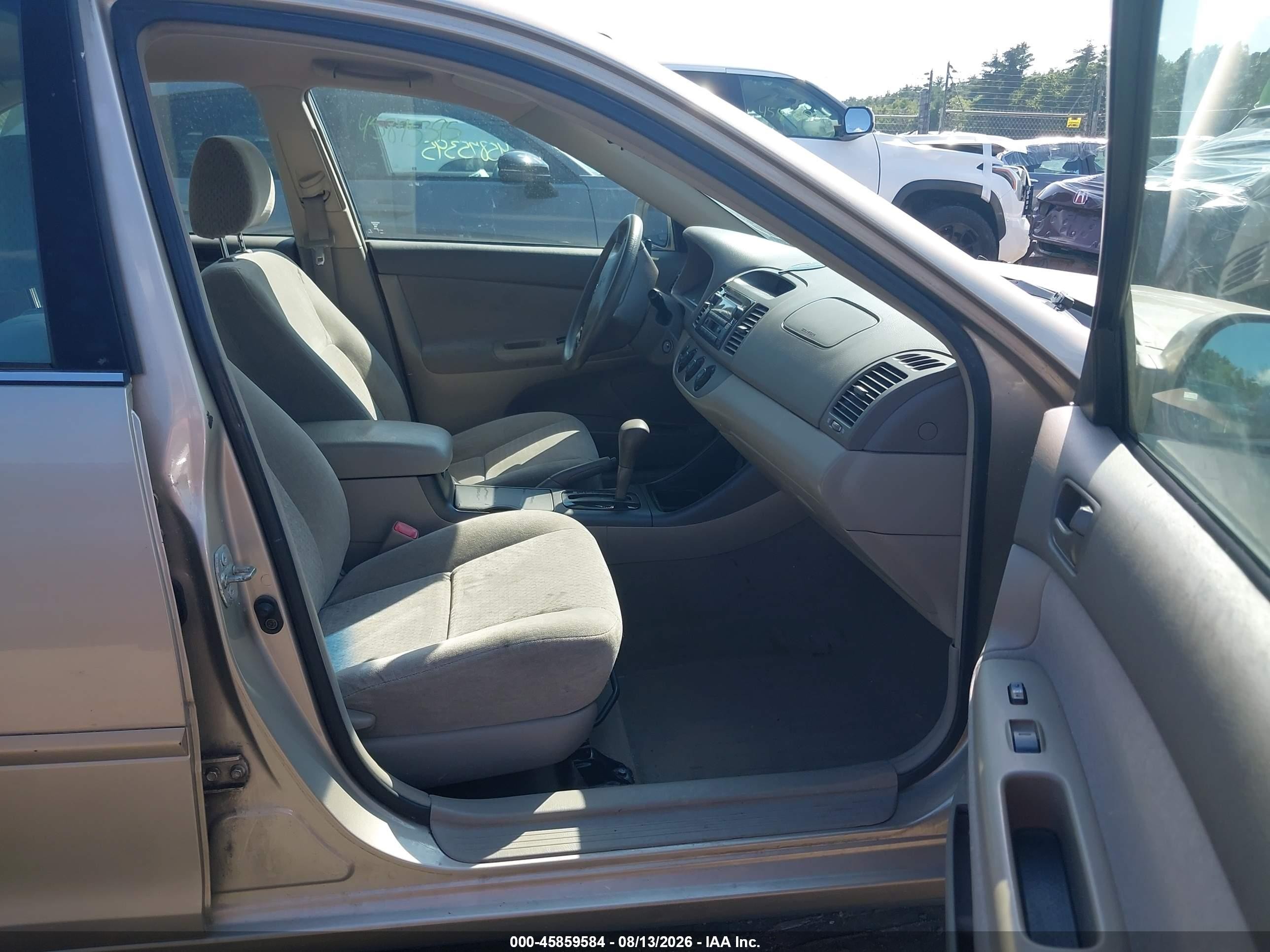 2004 Toyota Camry Le Gold vin: 4T1BE32K94U925221