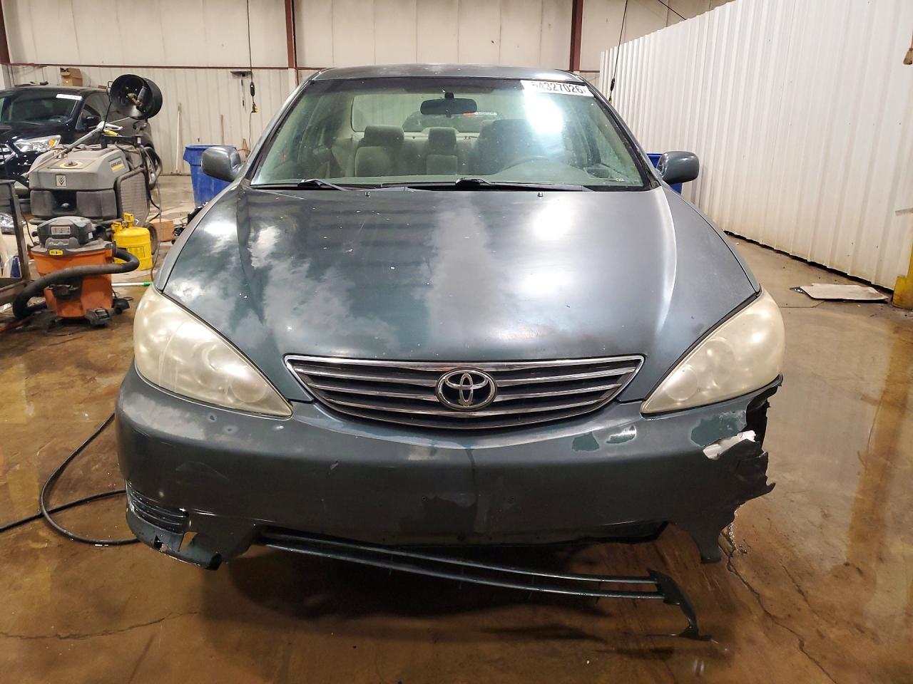 2005 Toyota Camry Le Green vin: 4T1BE32K95U023136