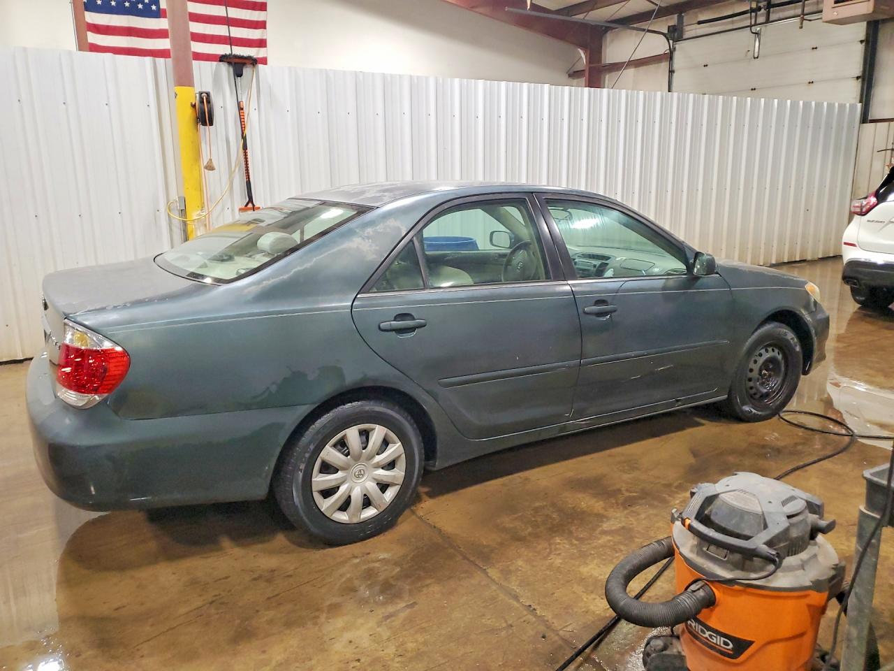 2005 Toyota Camry Le Green vin: 4T1BE32K95U023136