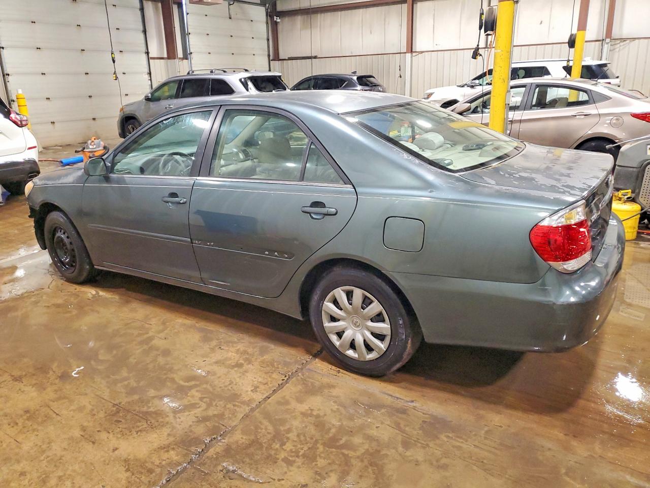 2005 Toyota Camry Le Green vin: 4T1BE32K95U023136