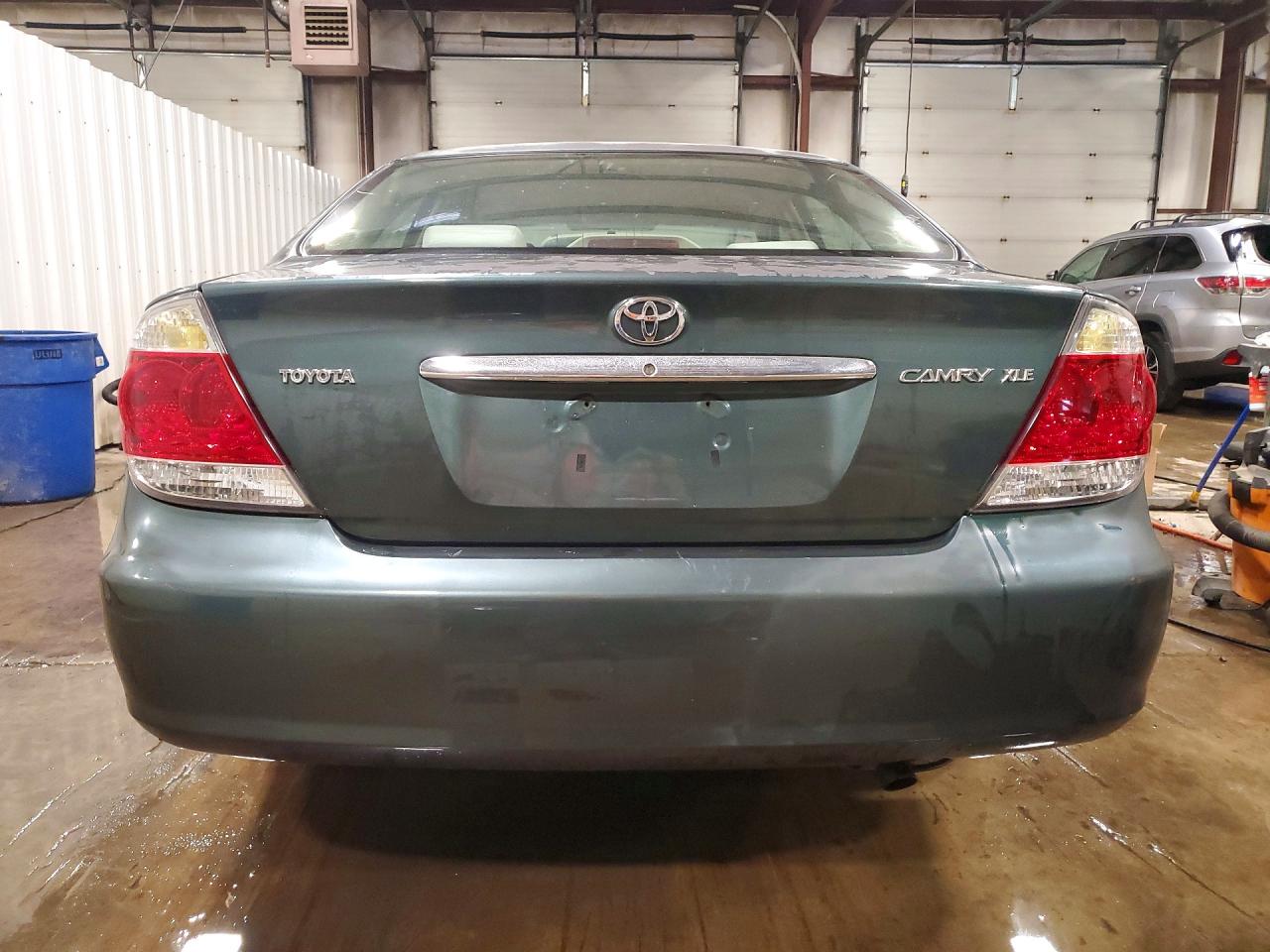 2005 Toyota Camry Le Green vin: 4T1BE32K95U023136