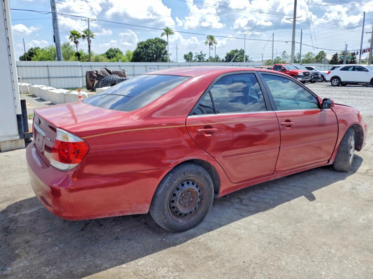 2005 Toyota Camry Le Red vin: 4T1BE32K95U061126