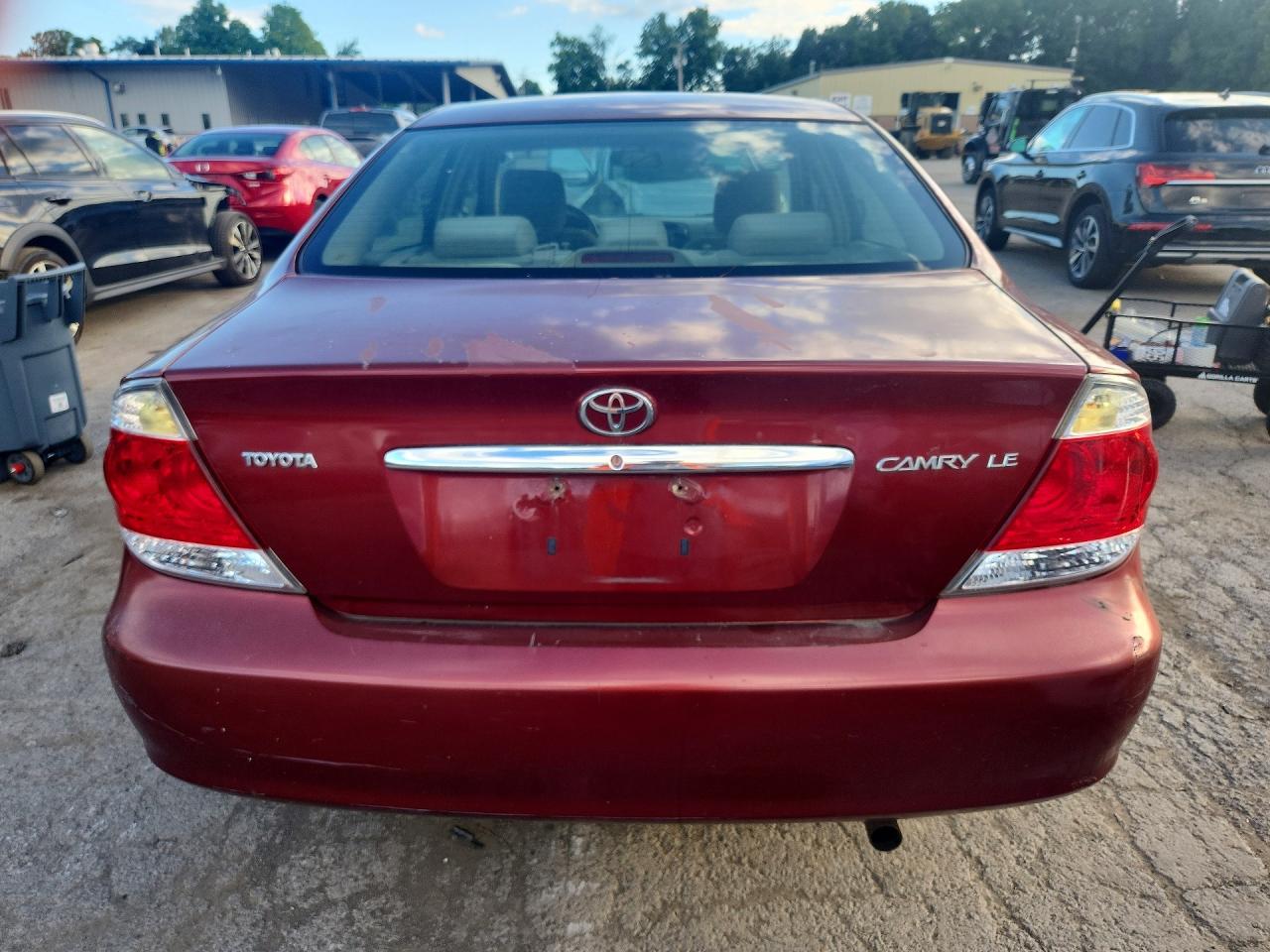 2005 Toyota Camry Le Red vin: 4T1BE32K95U078587