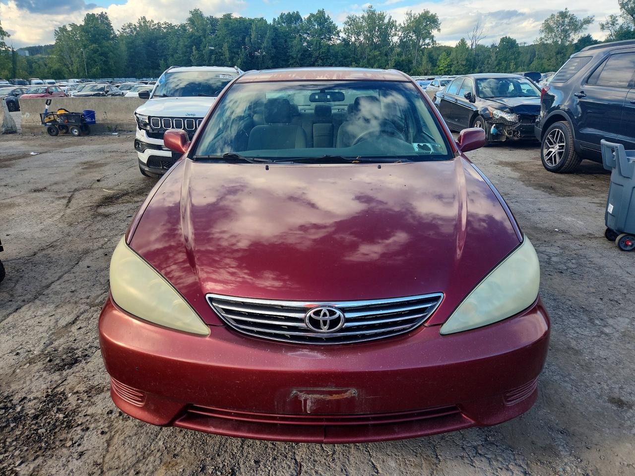 2005 Toyota Camry Le Red vin: 4T1BE32K95U078587