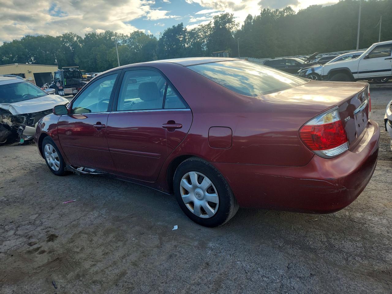 2005 Toyota Camry Le Red vin: 4T1BE32K95U078587