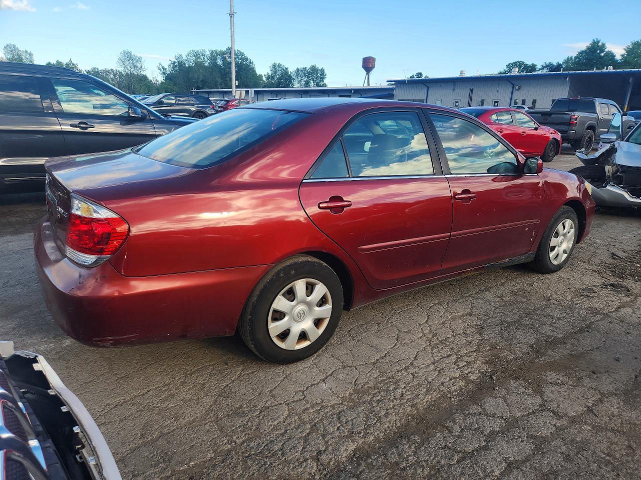 2005 Toyota Camry Le Red vin: 4T1BE32K95U078587