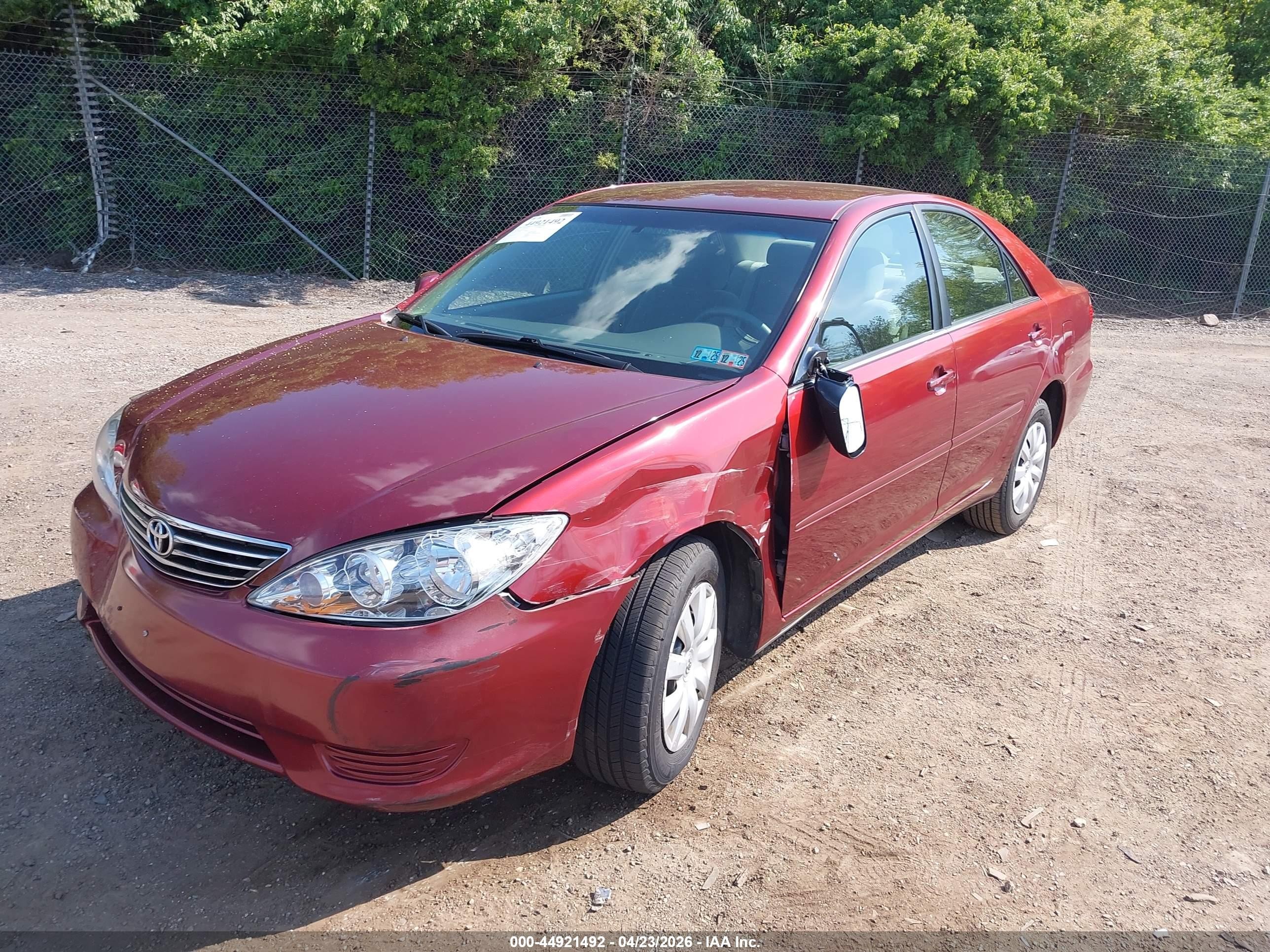 2005 Toyota Camry Le Red vin: 4T1BE32K95U401505