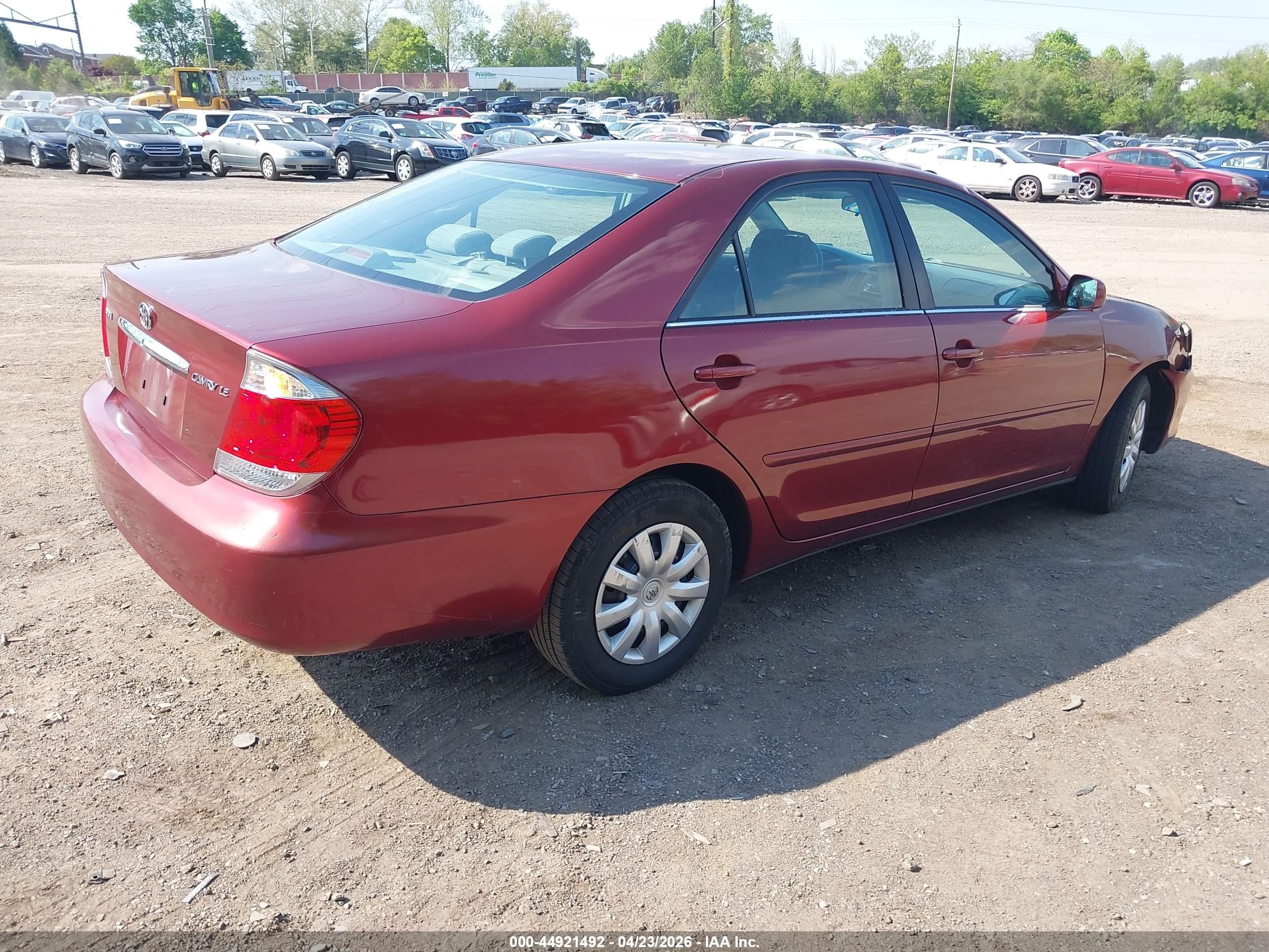 2005 Toyota Camry Le Red vin: 4T1BE32K95U401505