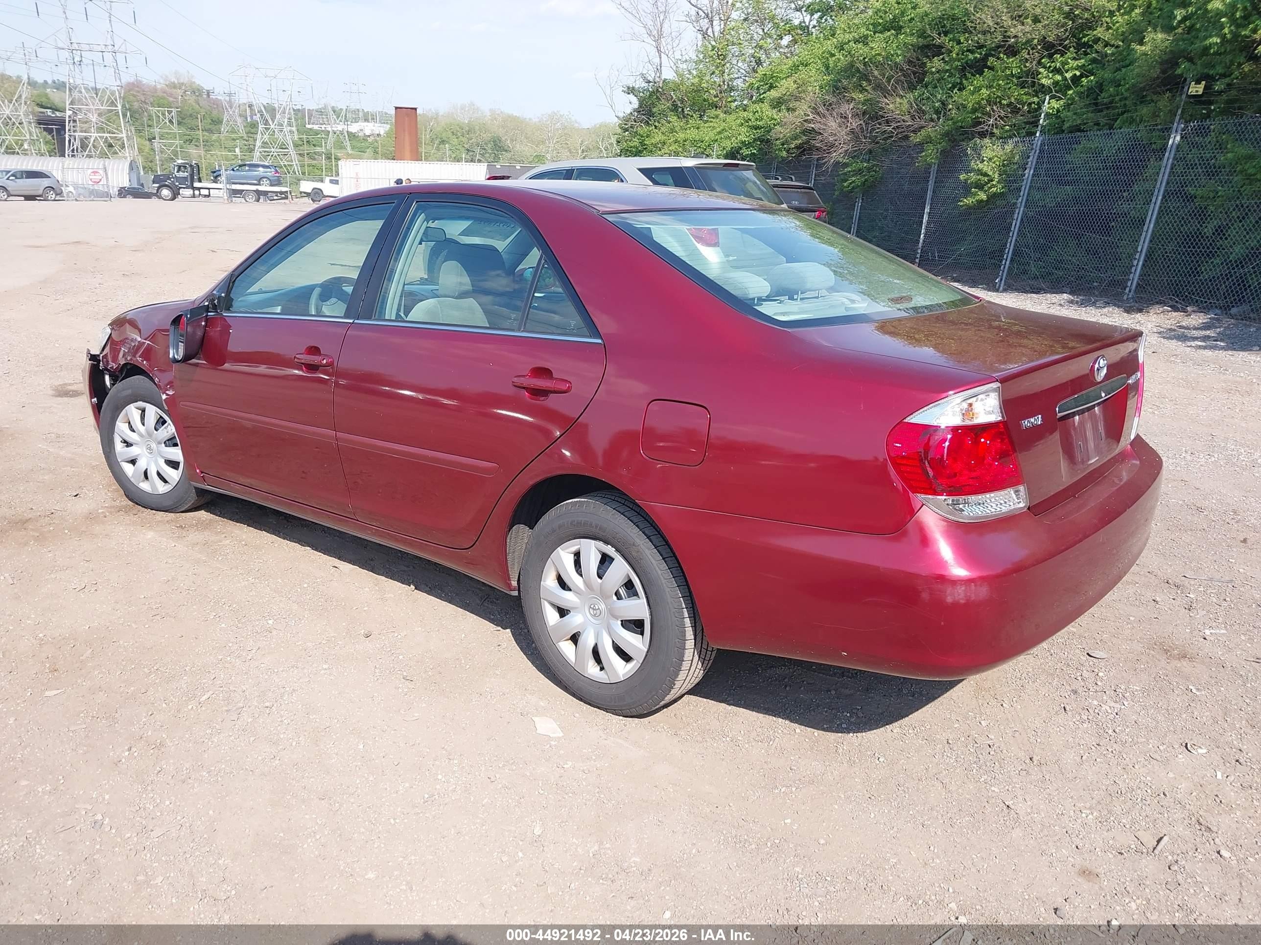 2005 Toyota Camry Le Red vin: 4T1BE32K95U401505