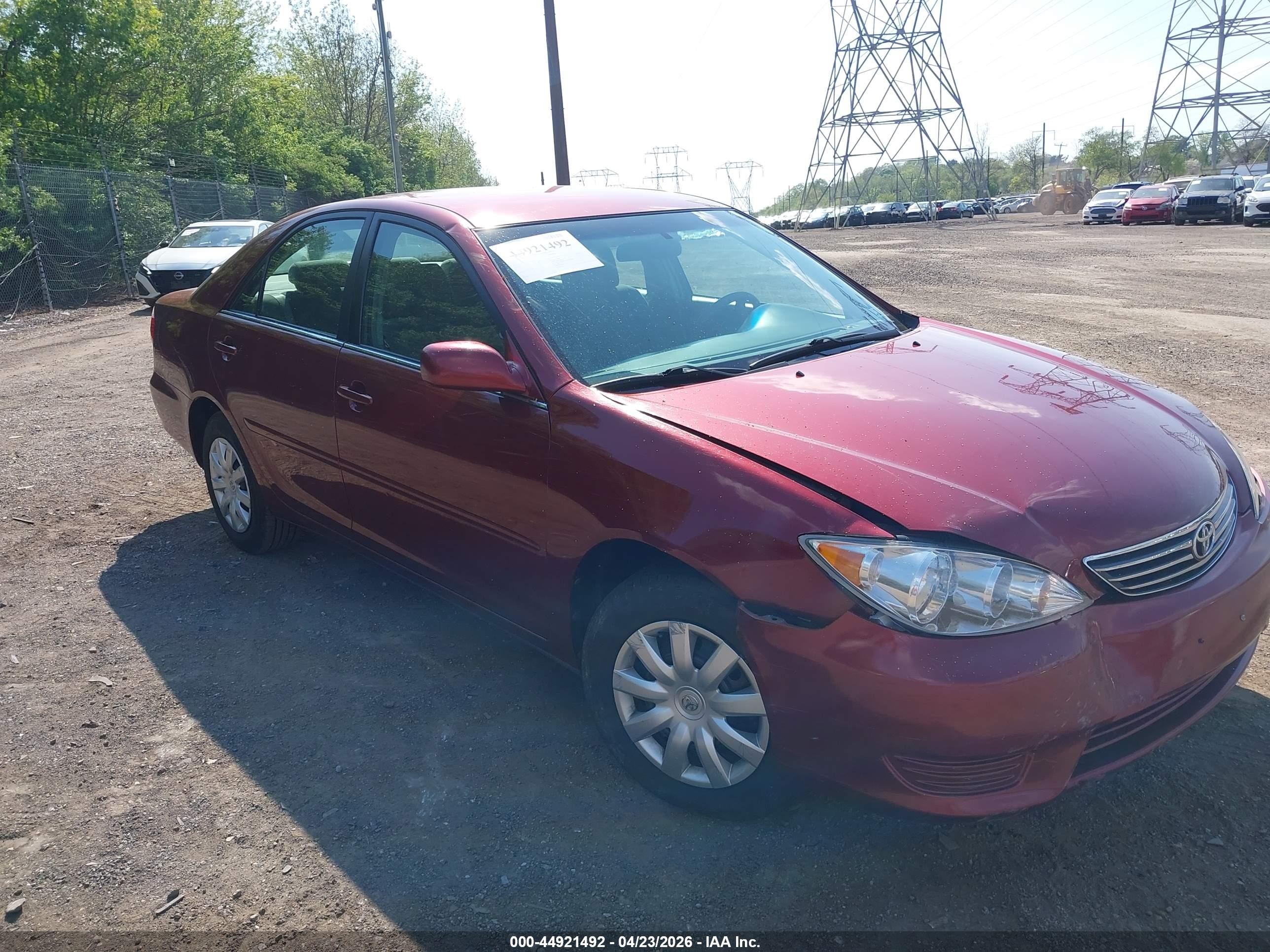 2005 Toyota Camry Le Red vin: 4T1BE32K95U401505