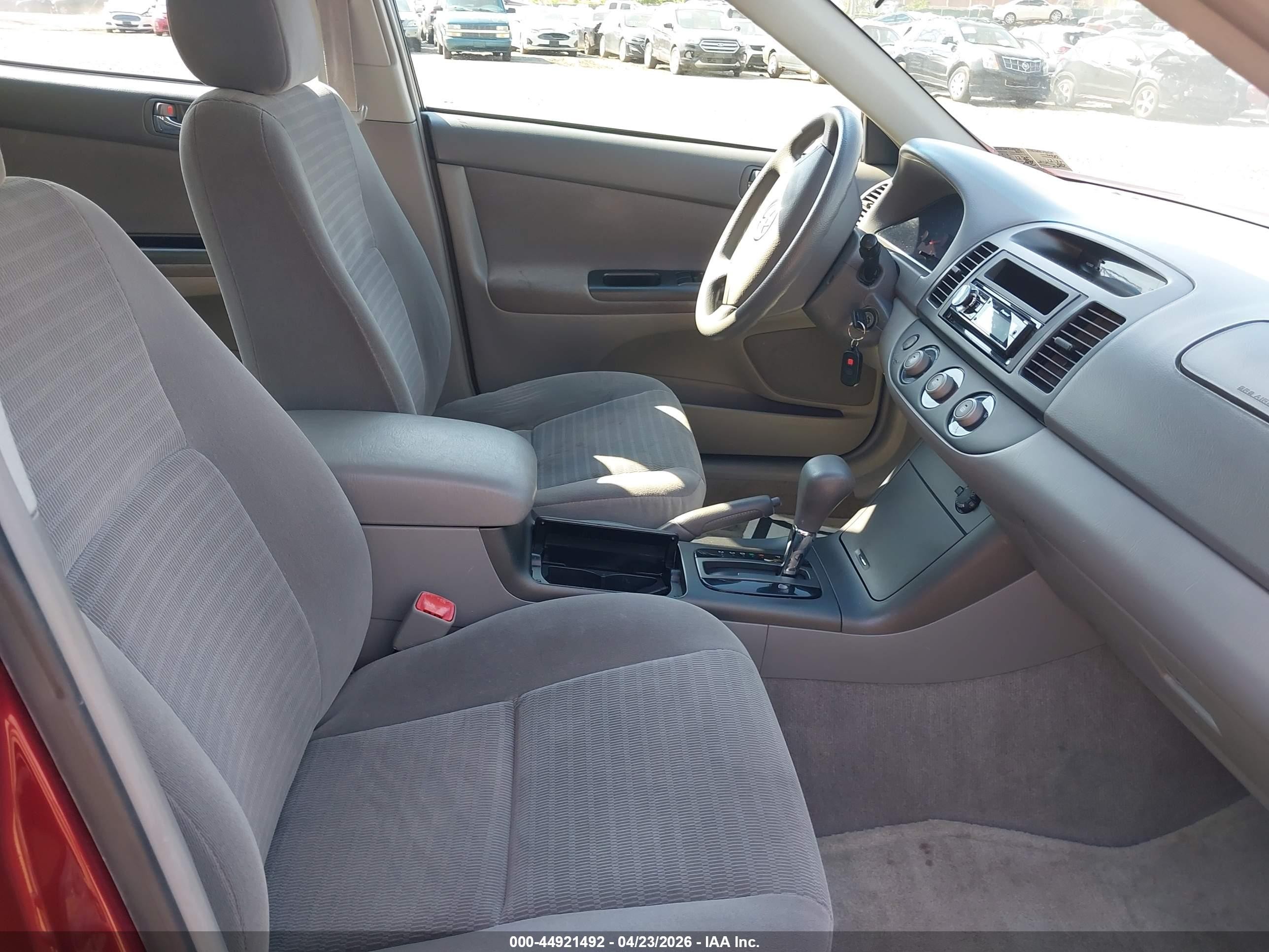 2005 Toyota Camry Le Red vin: 4T1BE32K95U401505