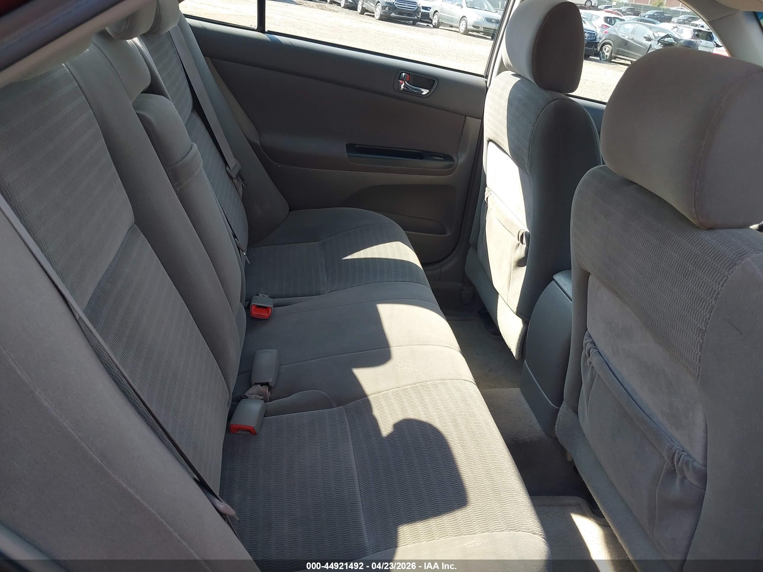 2005 Toyota Camry Le Red vin: 4T1BE32K95U401505