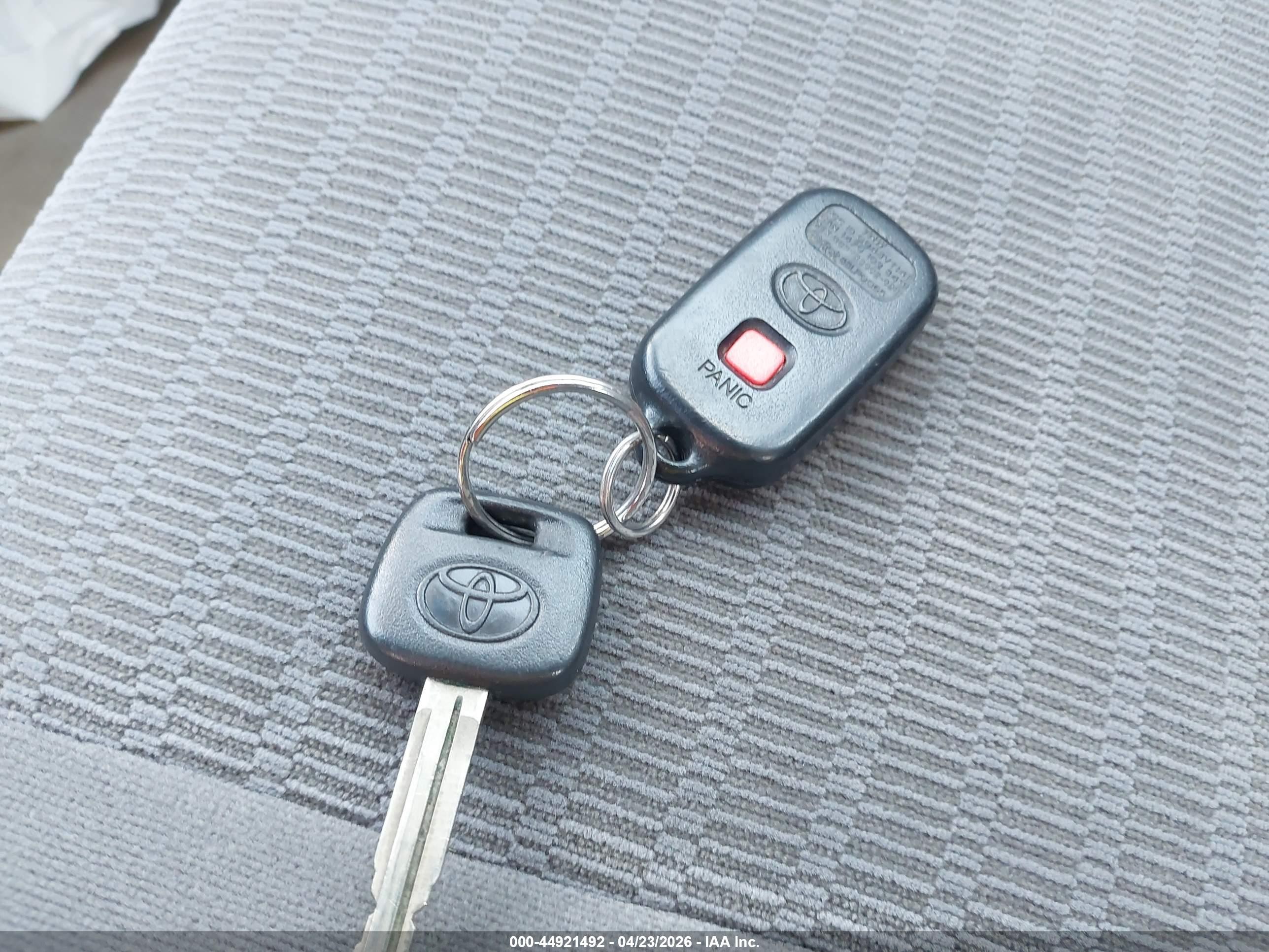 2005 Toyota Camry Le Red vin: 4T1BE32K95U401505