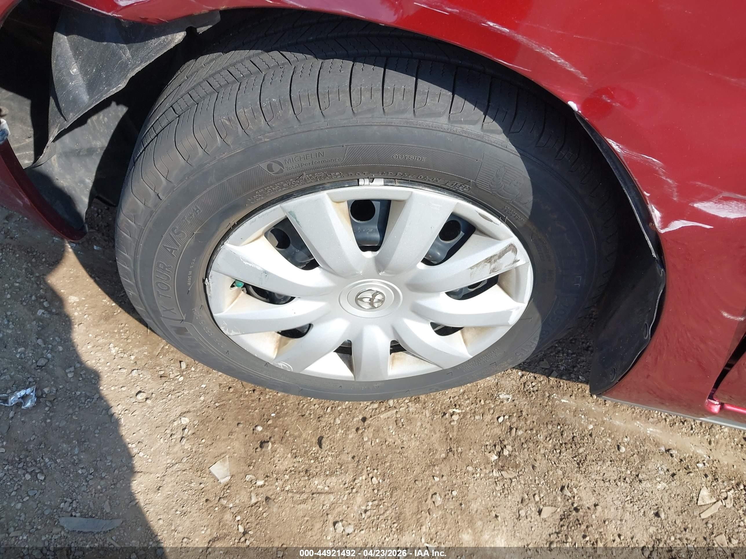 2005 Toyota Camry Le Red vin: 4T1BE32K95U401505
