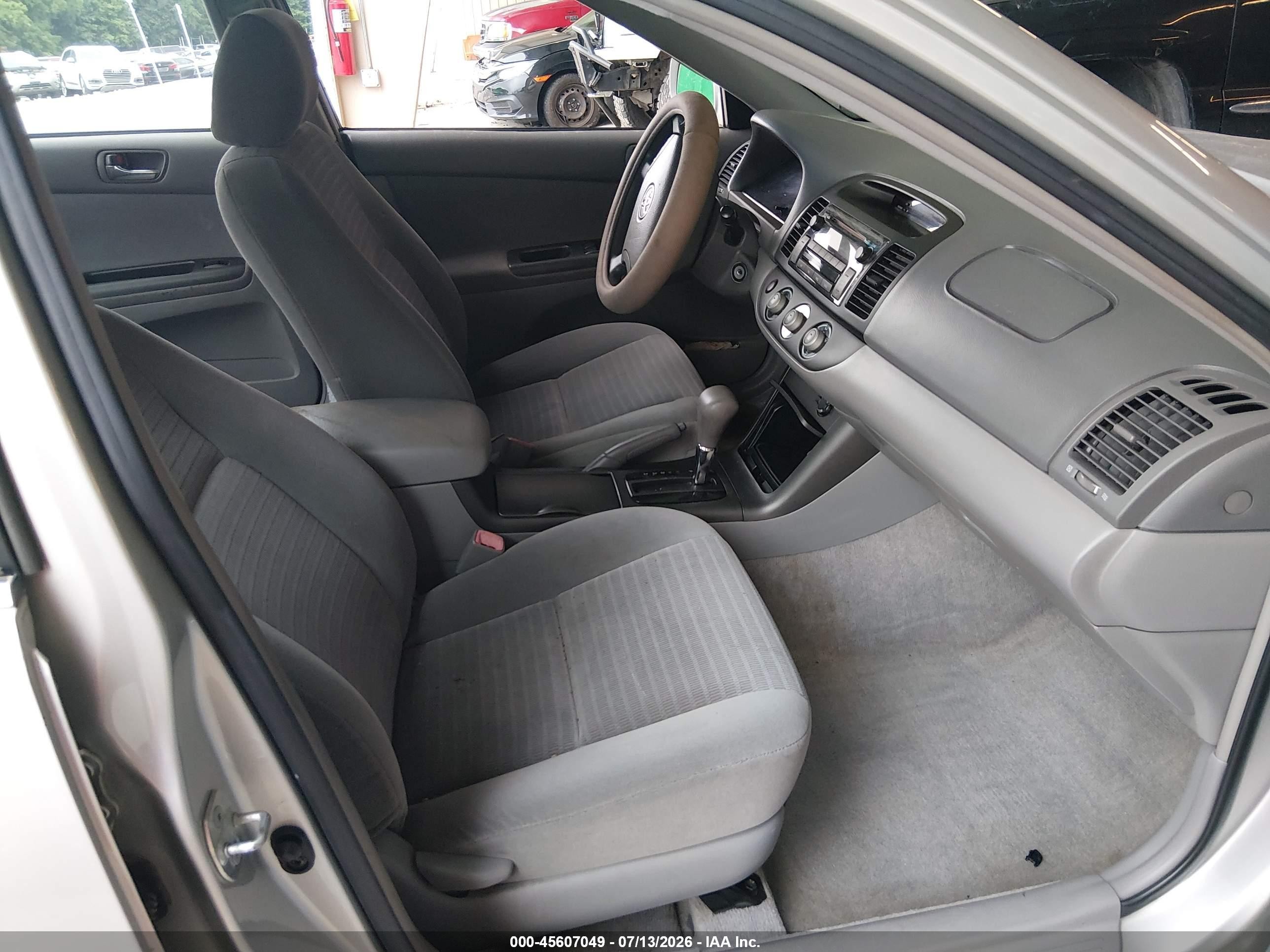 2005 Toyota Camry Le Silver vin: 4T1BE32K95U402878