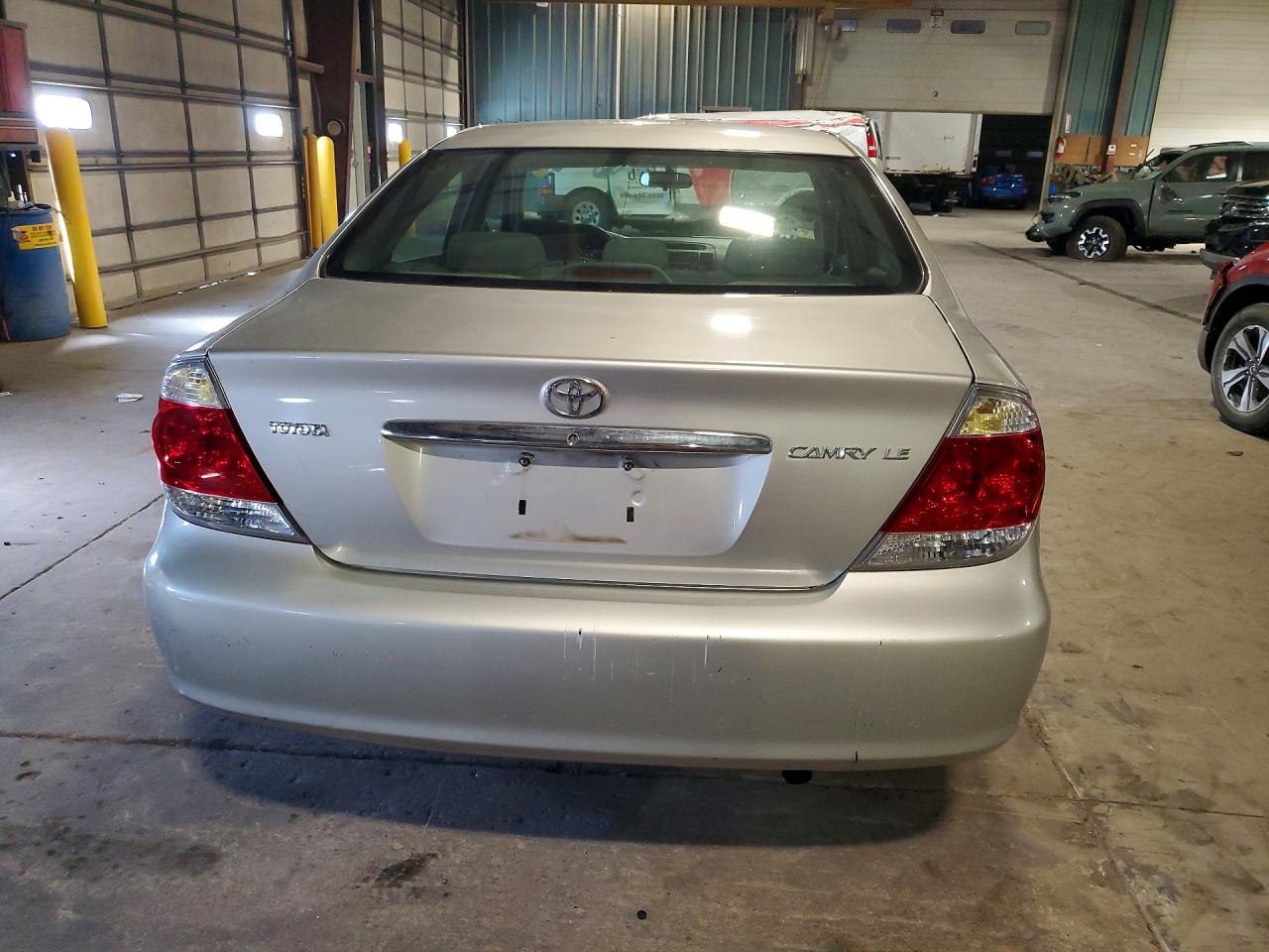 2005 Toyt Camry Silver vin: 4T1BE32K95U567331
