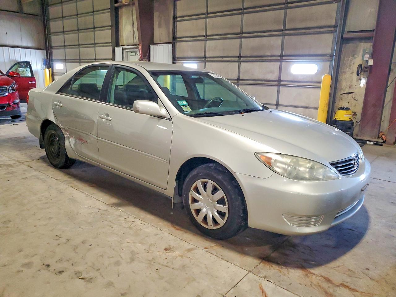 2005 Toyt Camry Silver vin: 4T1BE32K95U567331