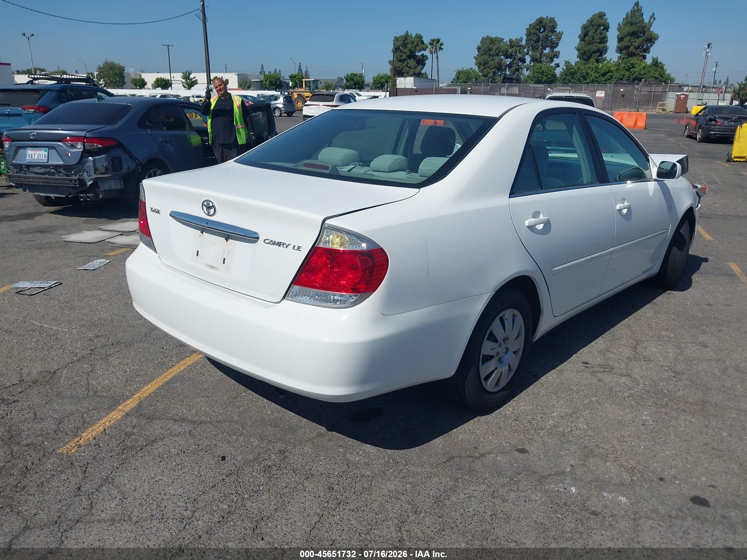 2005 Toyota Camry Le White vin: 4T1BE32K95U570990