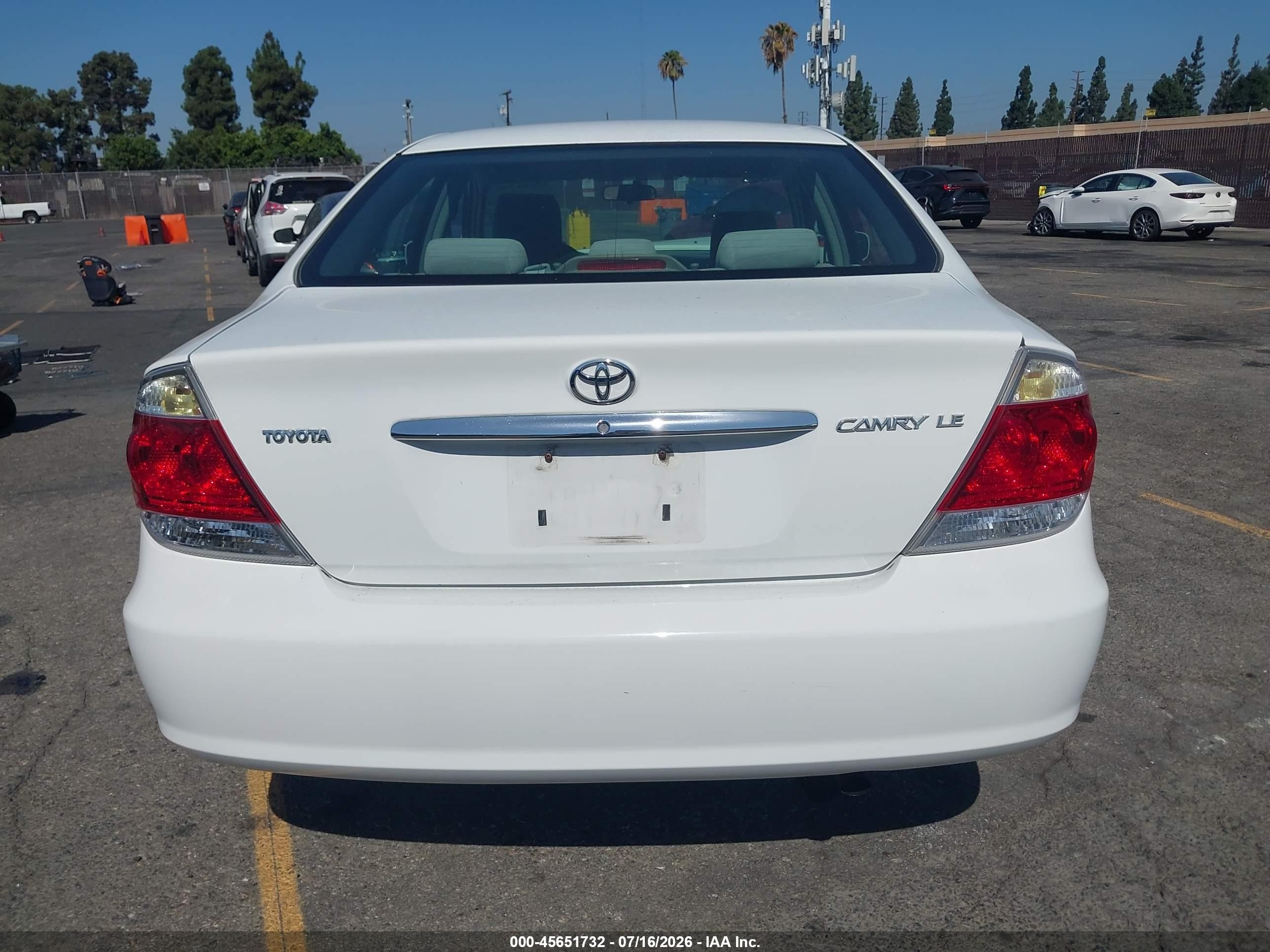 2005 Toyota Camry Le White vin: 4T1BE32K95U570990