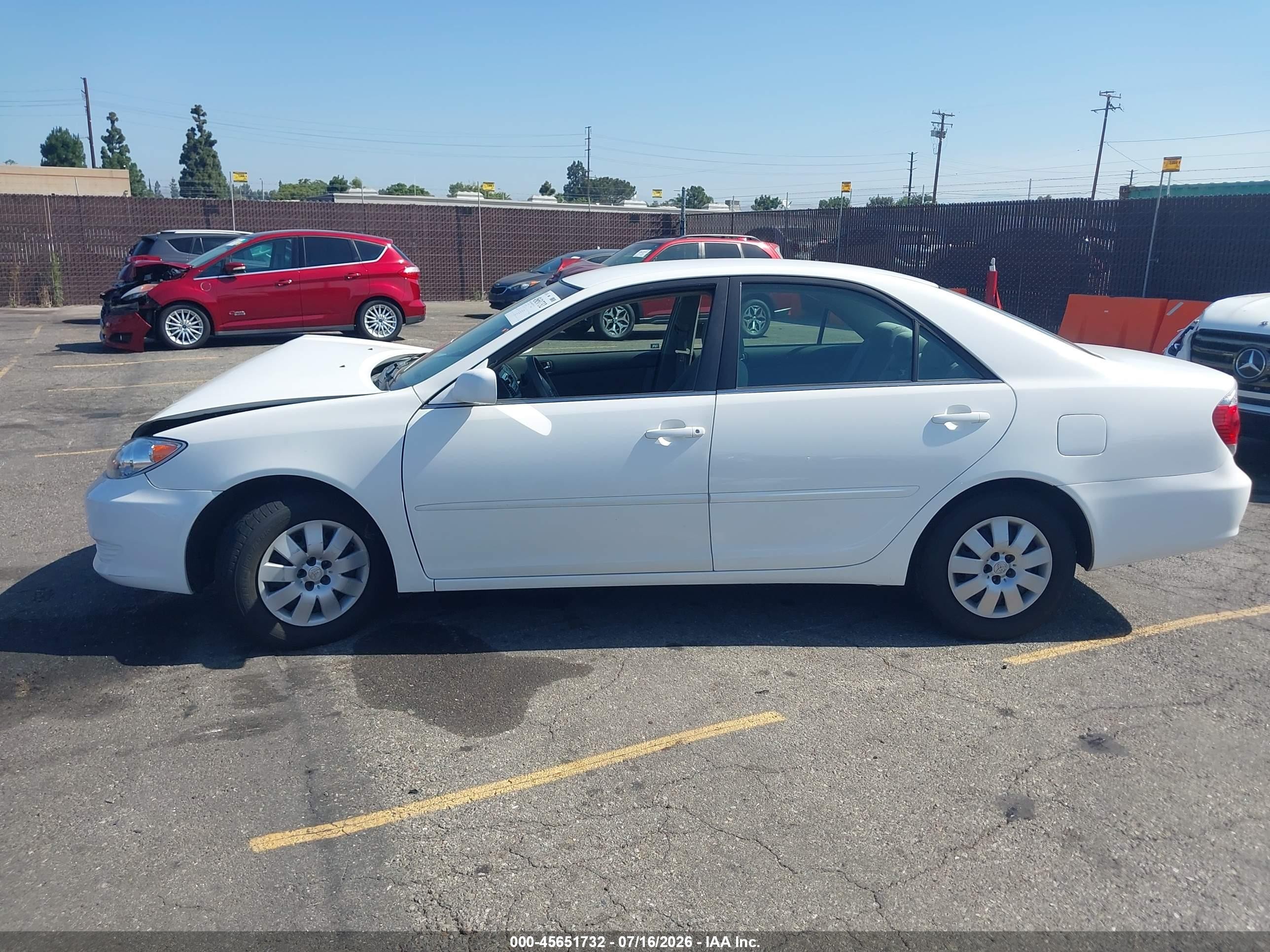 2005 Toyota Camry Le White vin: 4T1BE32K95U570990