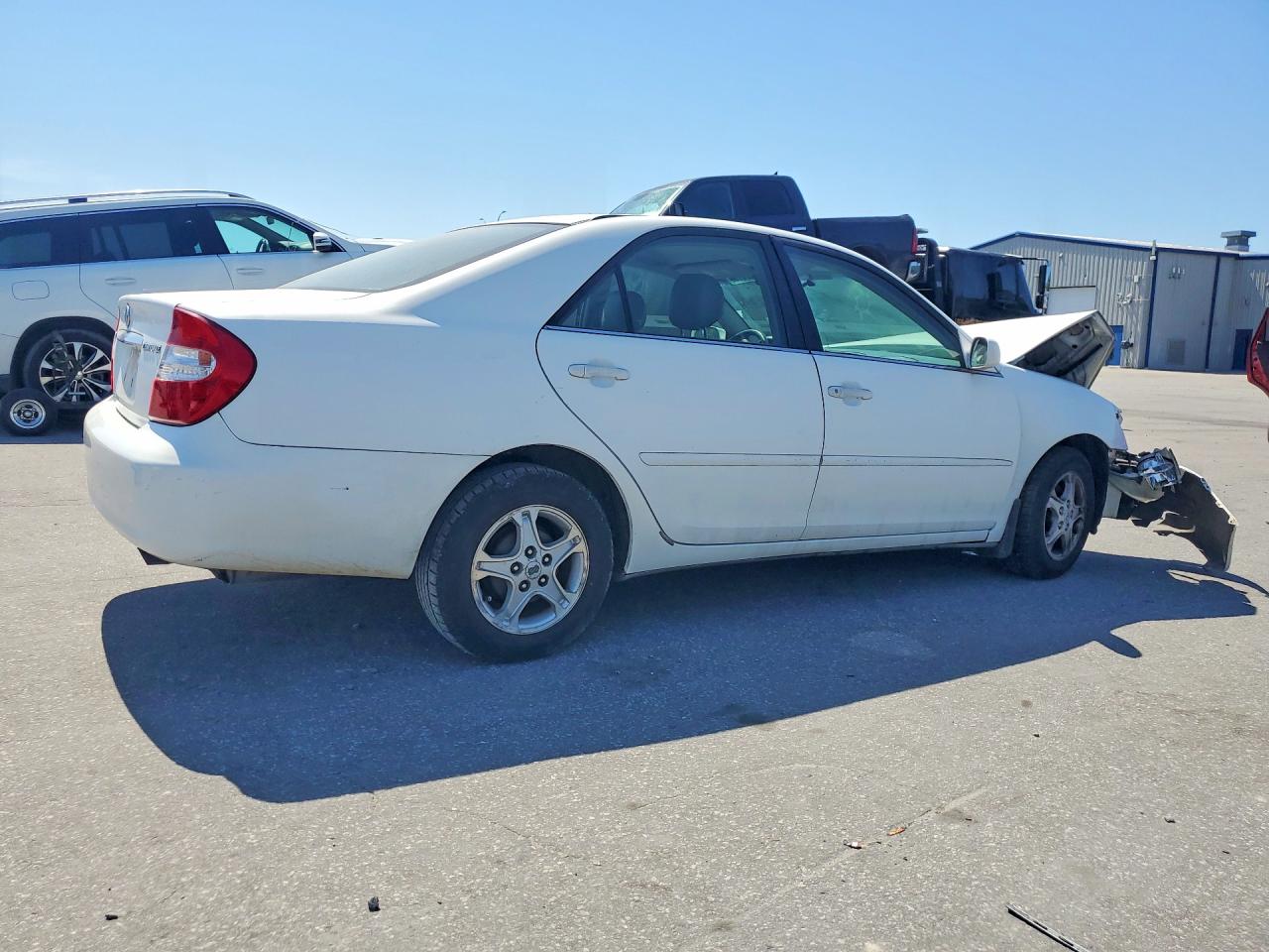 2002 Toyota Camry Le White vin: 4T1BE32KX2U013498